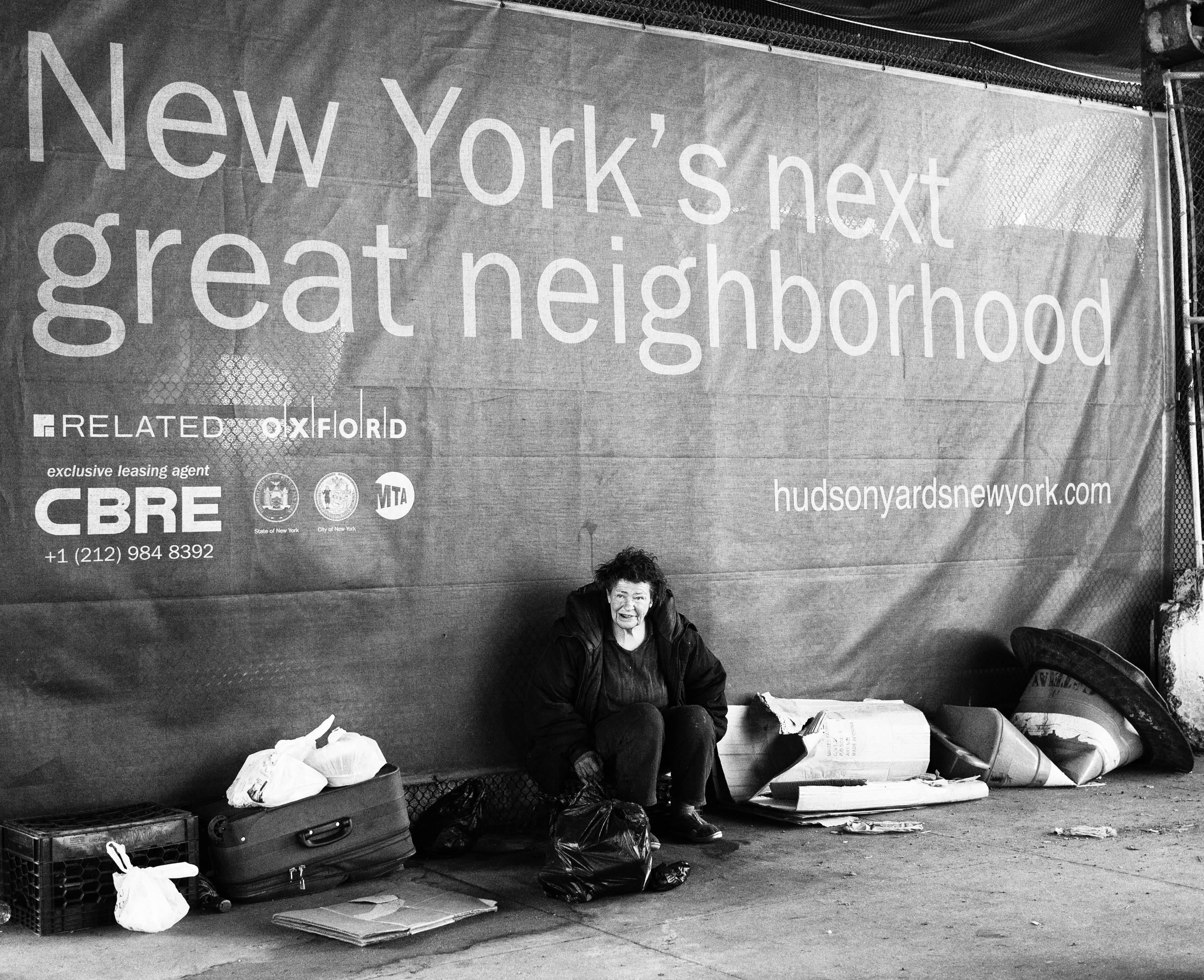 Gentrifizierung
New York, 2015

Dieses Bild, das einmal mehr die Fragen der sozialen Gerechtigkeit und der wirtschaftlichen Ungleichheit hervorhebt, erzählt buchstäblich seine eigene Geschichte. Die unglückliche Ironie, die Whitford eingefangen hat,