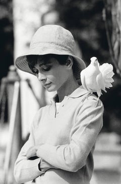 Audrey Hepburn mit Taube