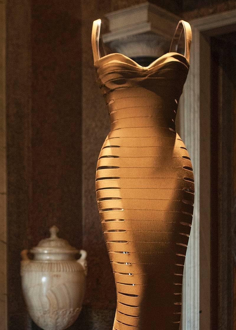 Azzedine Alaia Kleid in Gold – Photograph von Peter Sorel