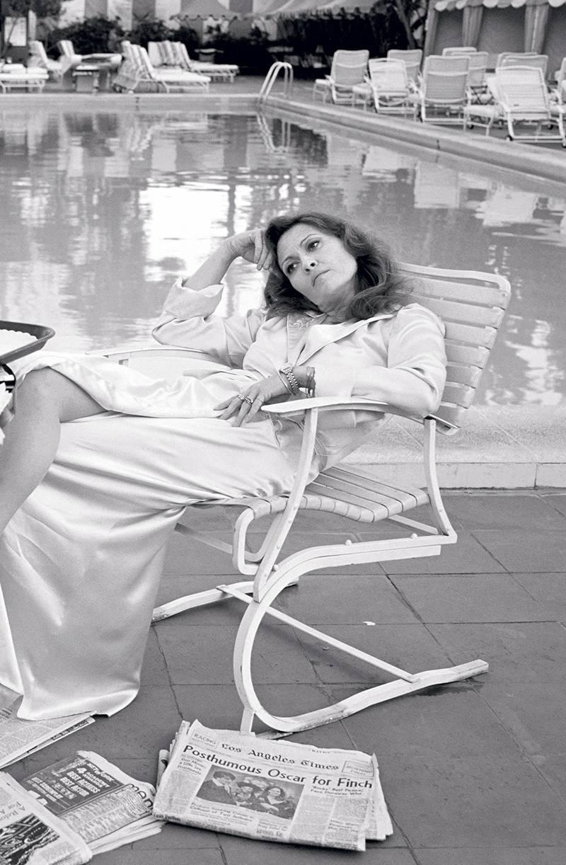 Faye Dunaway - Oscar Ennui, Los Angeles, 1977 - Photograph by Terry O'Neill