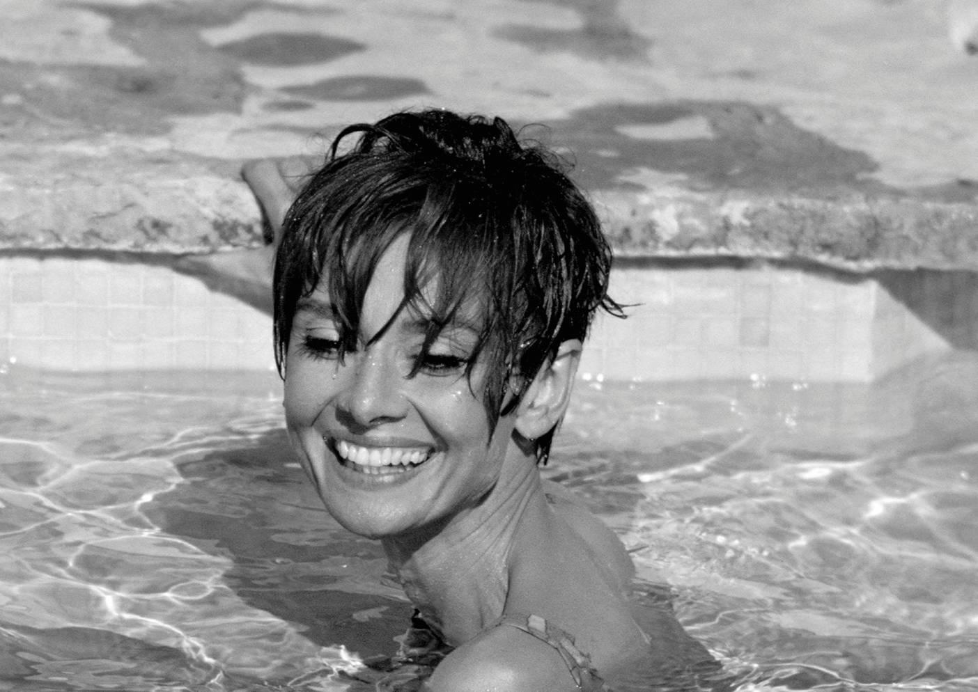 Audrey Hepburn im Pool, 1966, von Terry O'Neill im Angebot 1