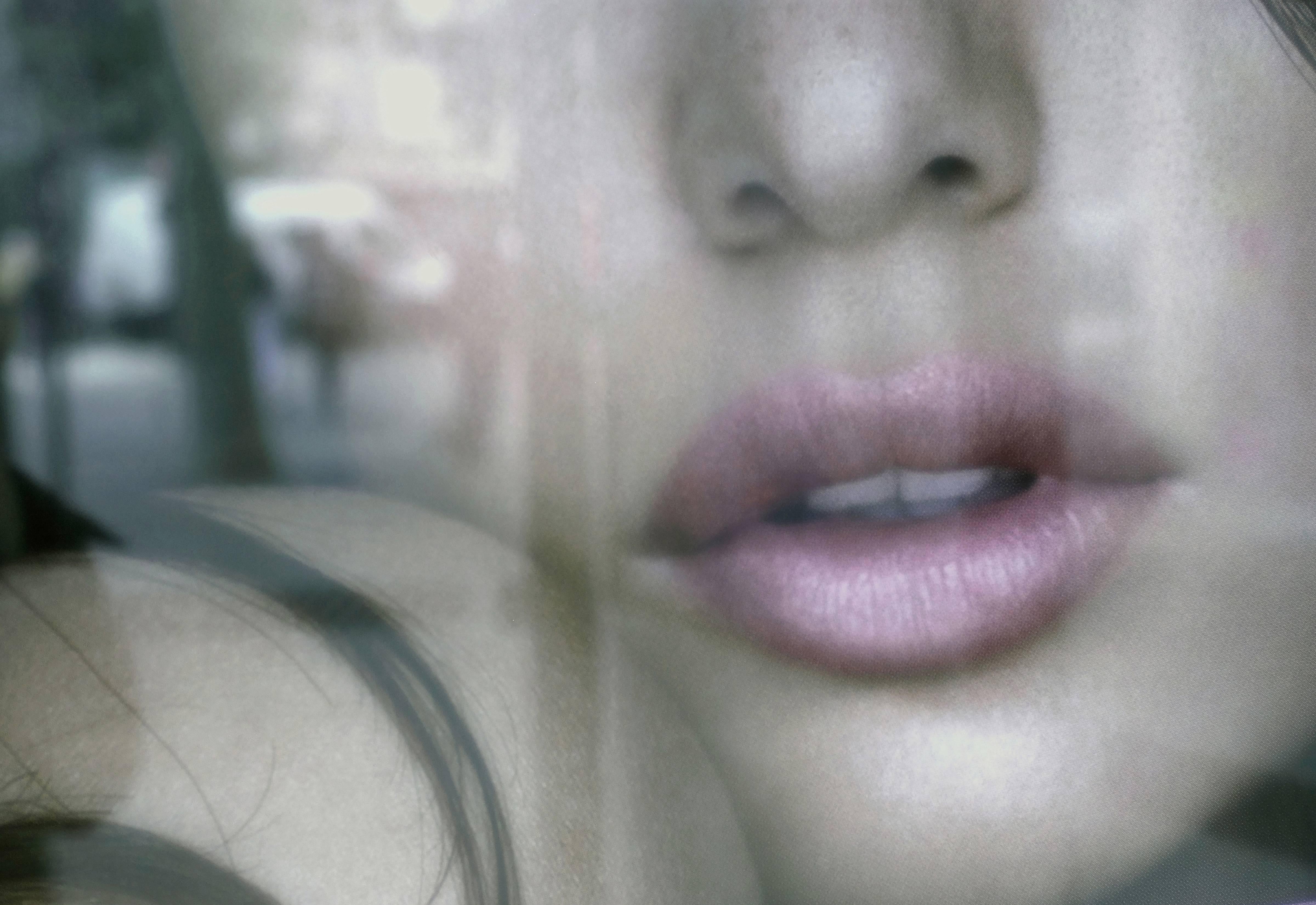 Susan Aurinko Color Photograph – COLOR KISS - Lippen 