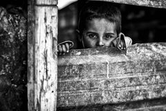 Syrian Boy aus Syrien von Zack Whitford  - Menschlichkeit - Zeitgenössische Porträtfotografie