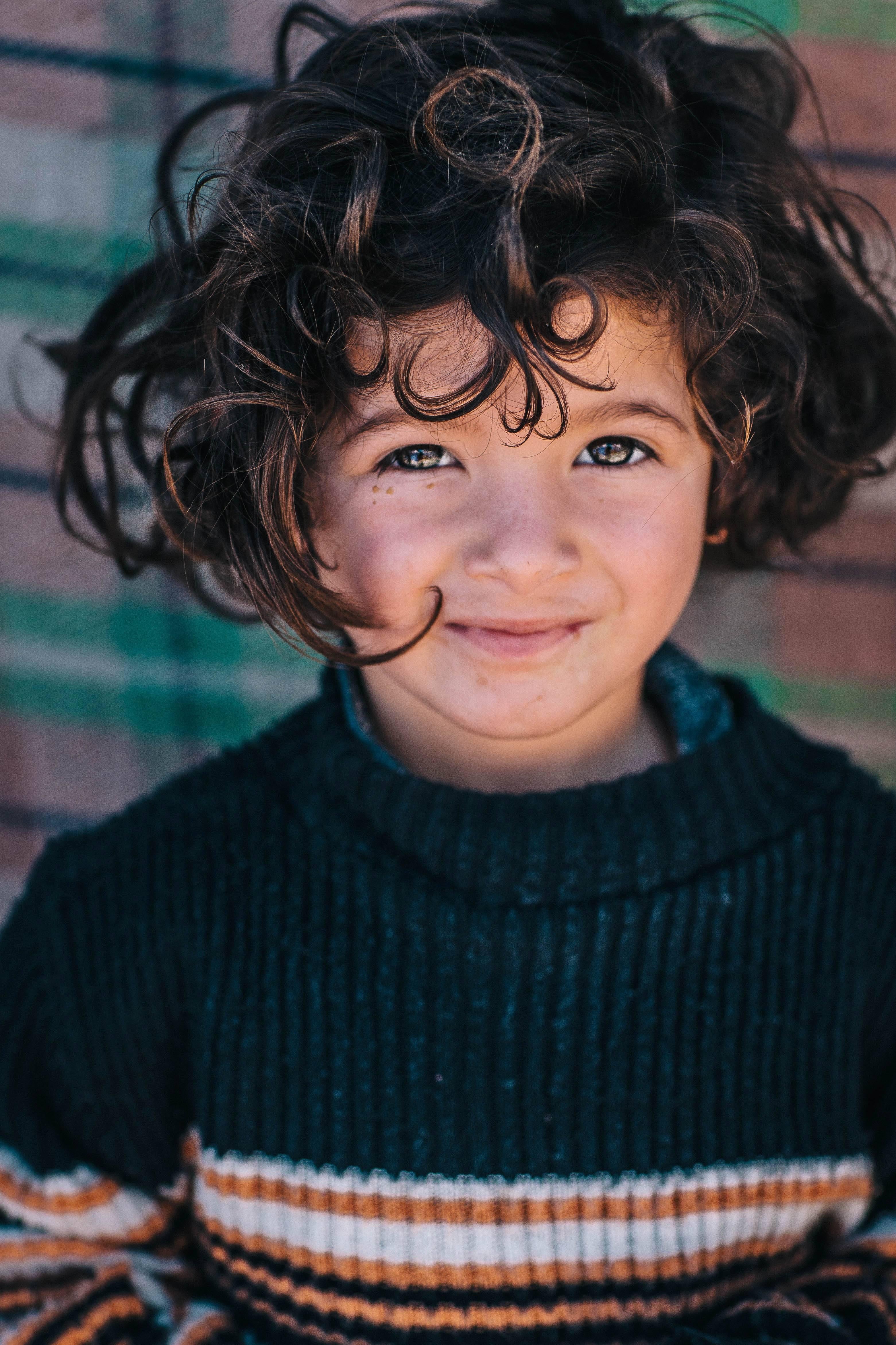 Syrisches Mädchen
Beqaa-Tal, 2015

Zack Whitfords Spezialität ist es, Gesichtsausdrücke und Emotionen in dem Moment einzufangen, in dem sie auftreten, und so wirklich einfühlsame Bilder zu schaffen. Der Blick des jungen syrischen Mädchens, das in