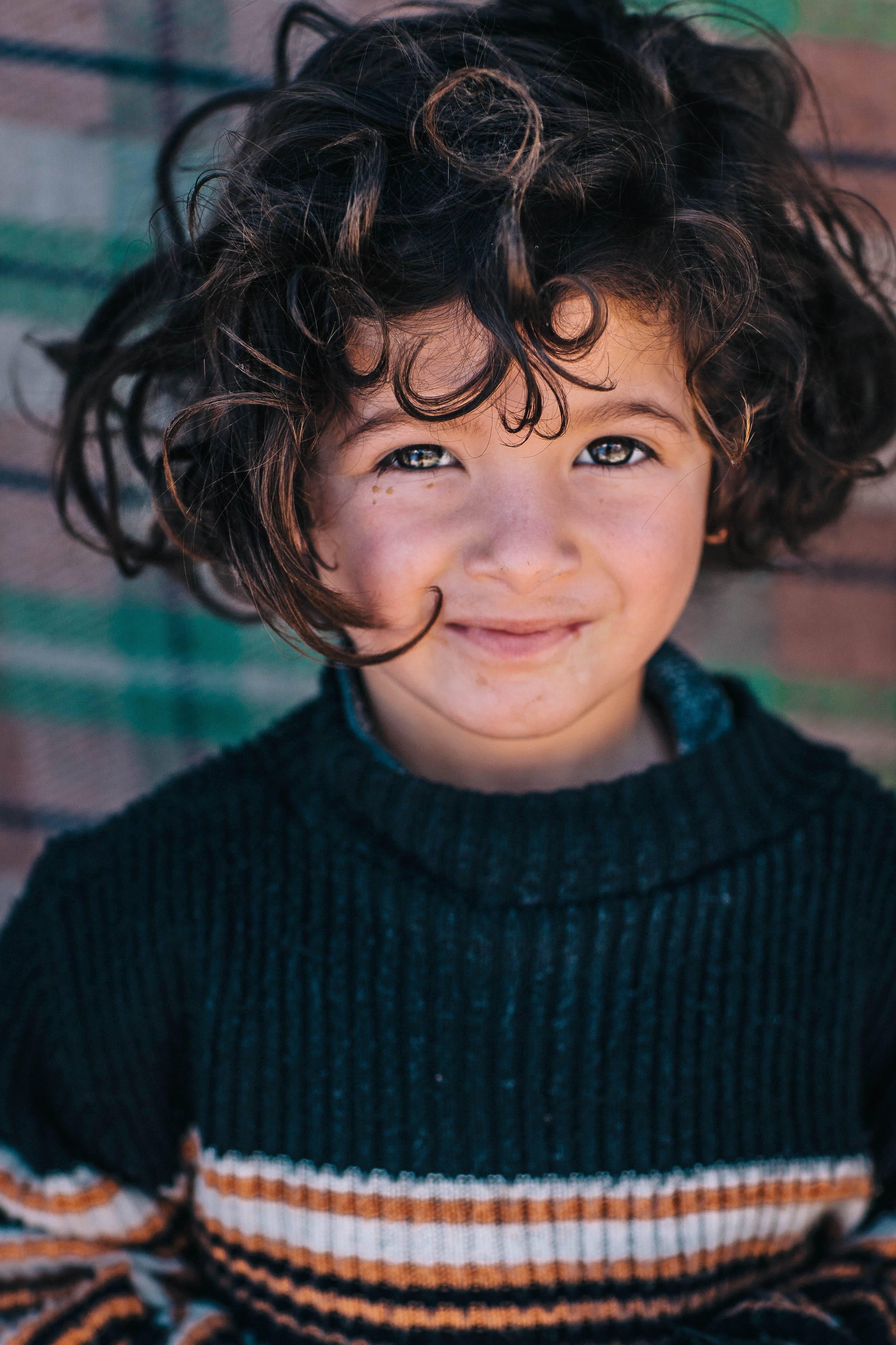 Fille syrienne
Vallée de la Beqaa, 2015

L'expertise de Zack Whitford consiste à capturer les expressions faciales et les émotions au moment où elles se manifestent, créant ainsi des images véritablement empathiques. Le regard de la jeune Syrienne