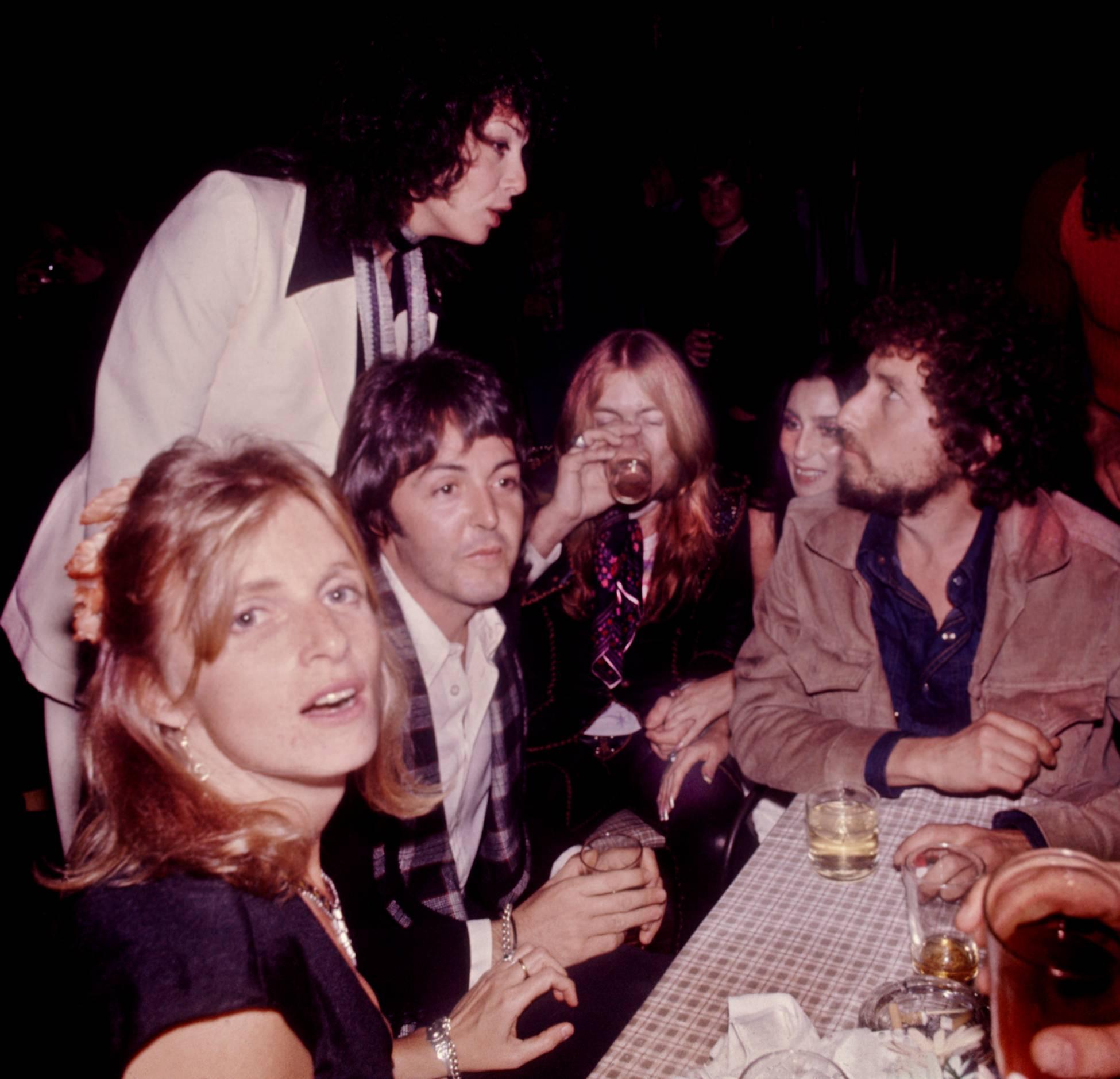 Julian Wasser Color Photograph – Linda und Paul McCartney, Sara und Bob Dylan, Cher & Gregg Allman, 1976