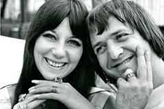 Sonny et Cher, 1964 par Julian Wasser - Photographie contemporaine