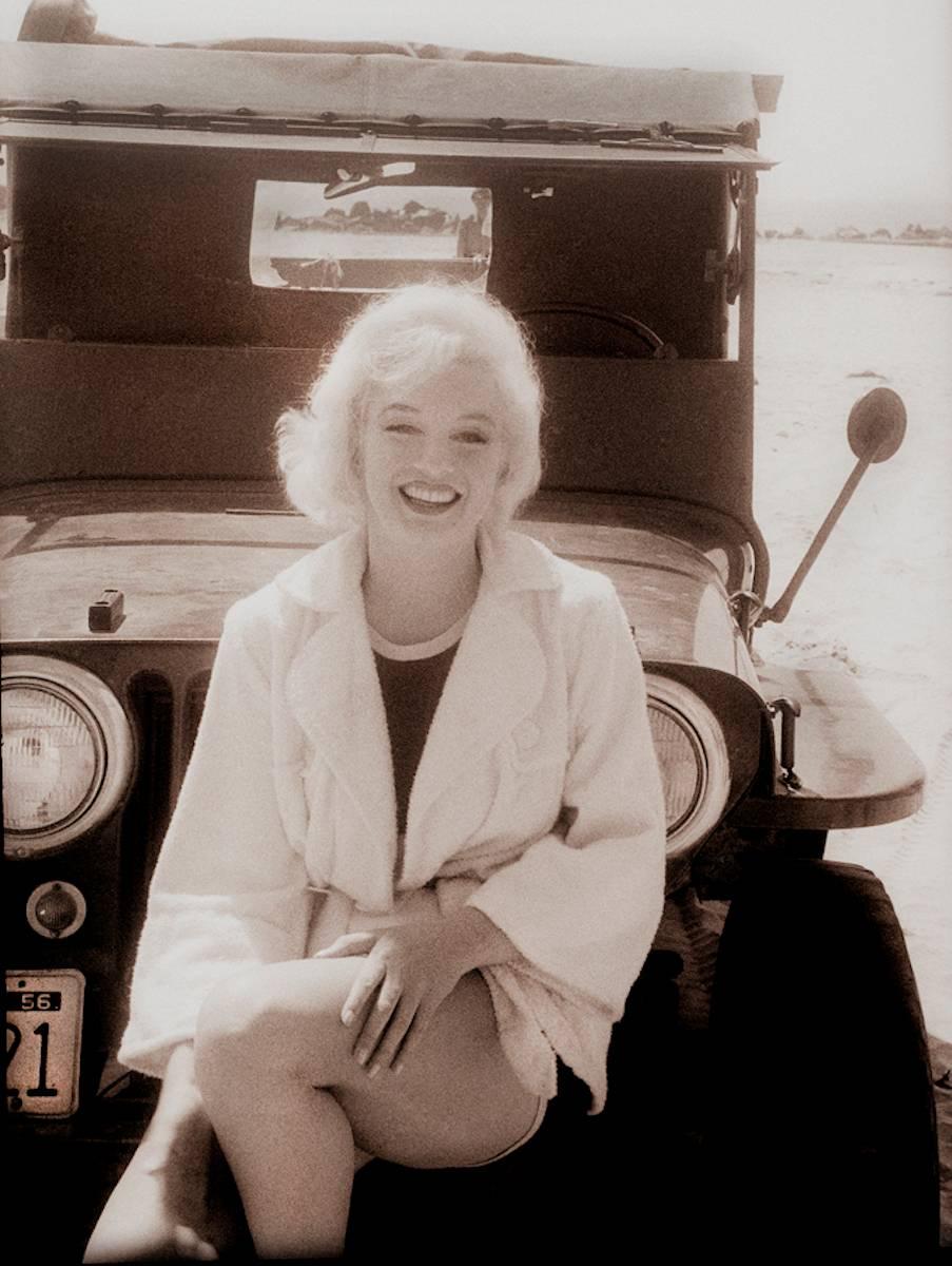 Julian Wasser Black and White Photograph – Hollywood-Ikone Marilyn Monroe am Set von „Some Like It Hot“, 1959 von Wasser