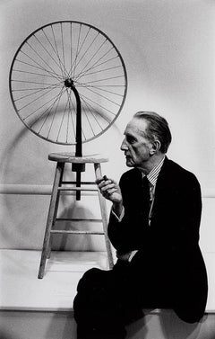 Marcel Duchamp avec sa roue de bicyclette, 1963