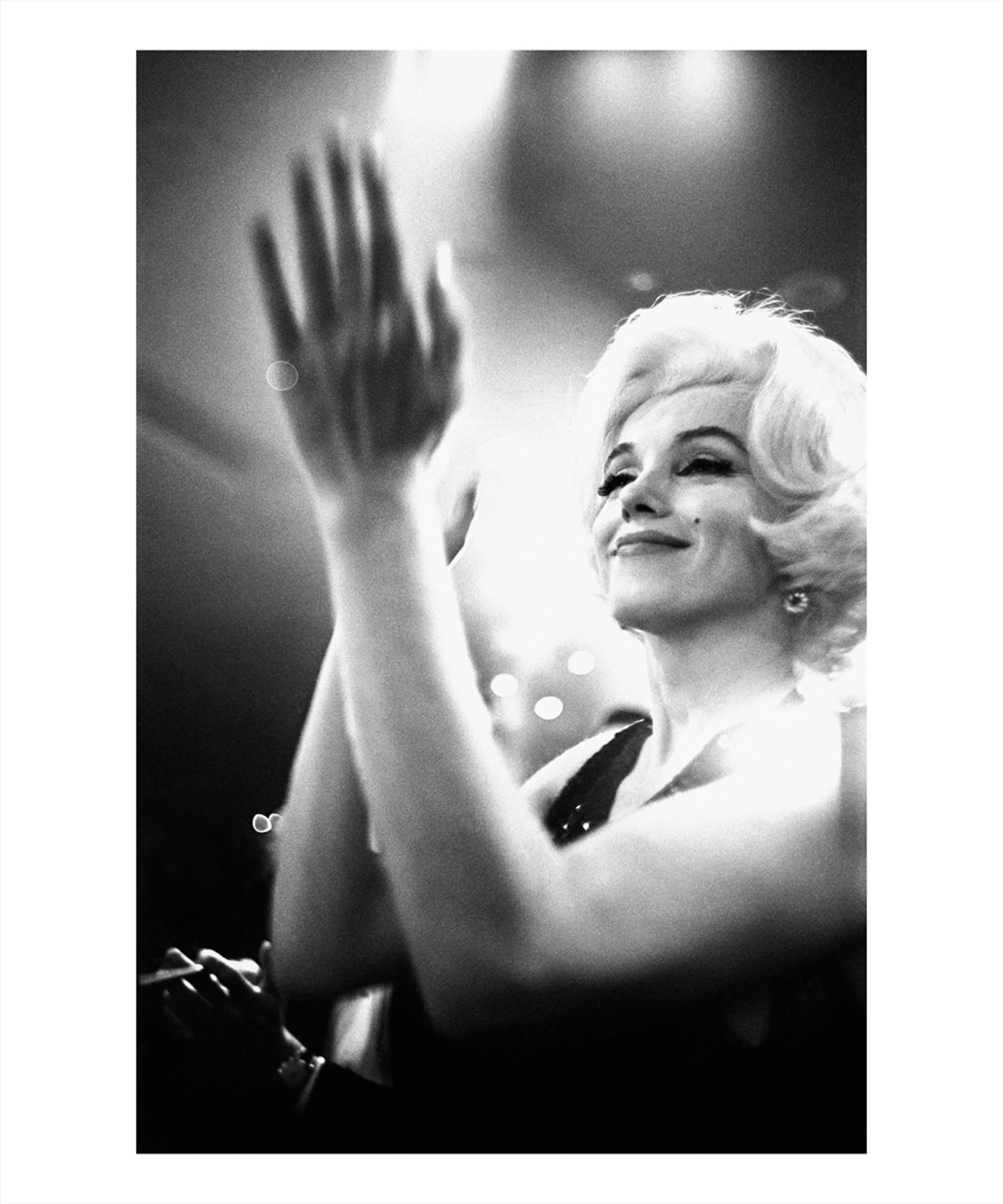 Julian Wasser Black and White Photograph – Marilyn Monroe im Beverly Hilton Hotel im Golden Globes-Stil, 1962