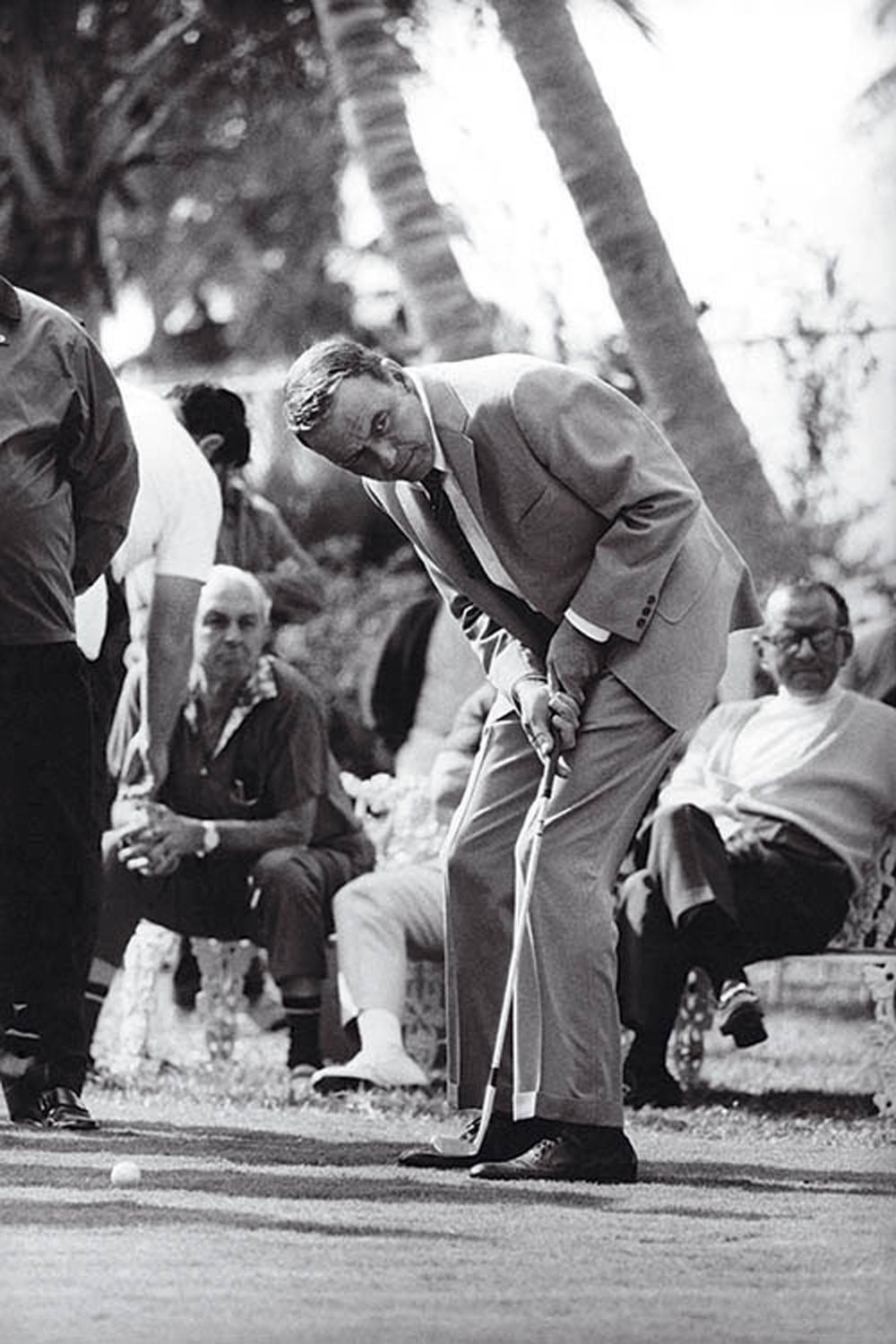 Terry O'Neill Black and White Photograph - Frank Sinatra Golfing