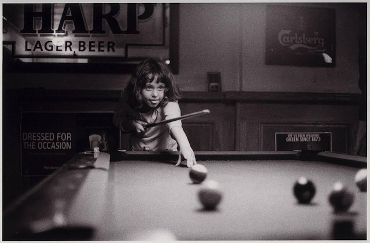 "En un pub húmedo y lúgubre de Santa Monica, California, una joven practica sus habilidades en la mesa de billar. Rodado en película de 35 mm. Santa Monica, CA - 2013".  -Zack Whitford

Edición limitada de Archival Pigment Print sobre papel Archival