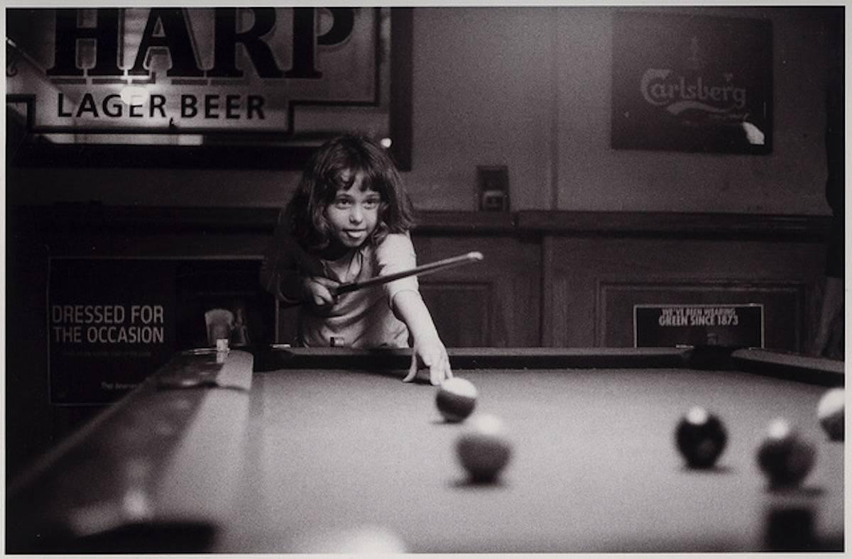 "Dans un pub humide et morne de Santa Monica, en Californie, une jeune fille s'entraîne sur le billard. Tourné sur pellicule 35 mm. Monica, CA - 2013".  -Zack Whitford

Édition limitée d'une impression aux pigments d'archives sur papier Canson