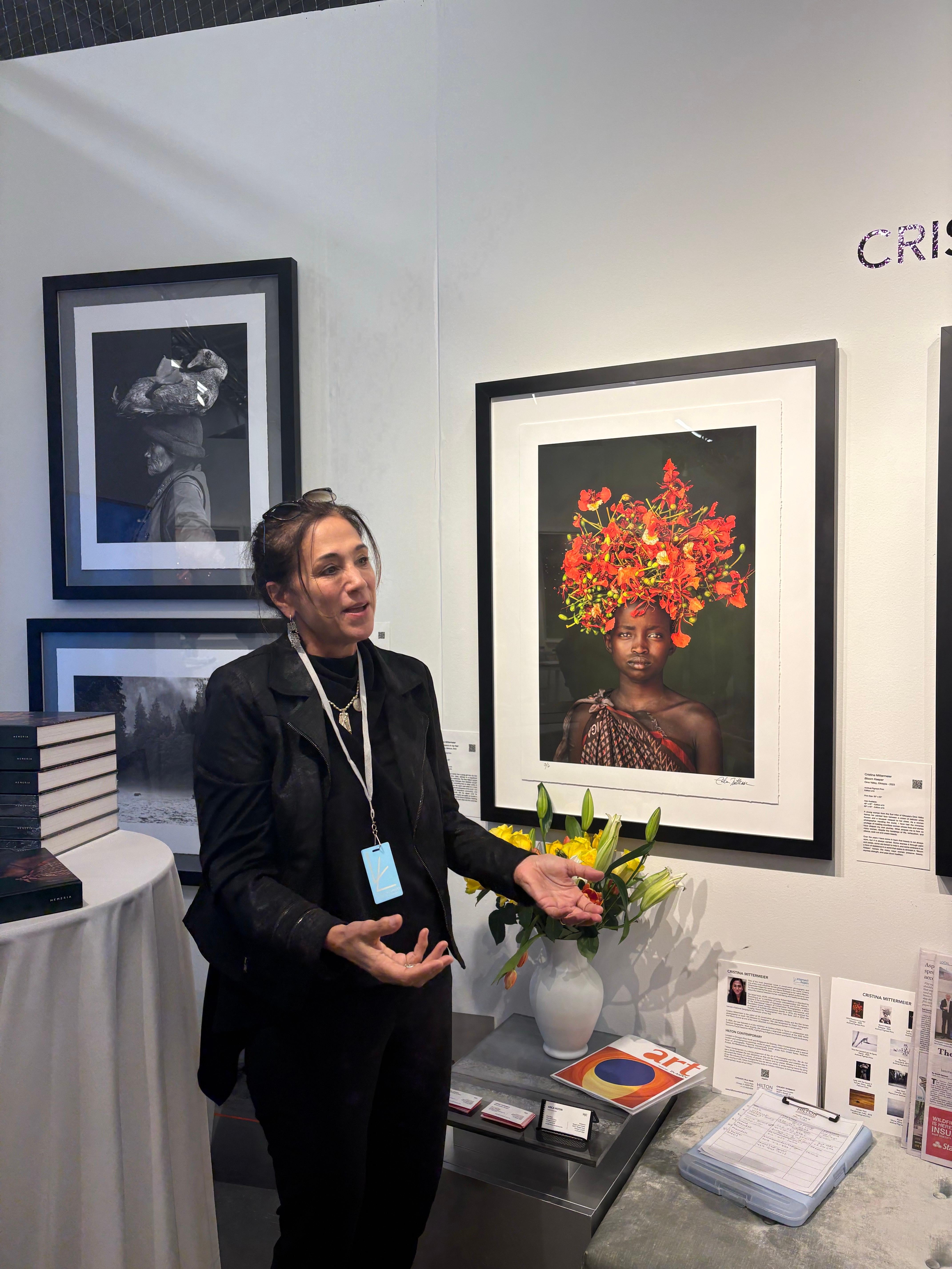 Wildblumen in meinem Haar, Äthiopien von Cristina Mittermeier im Angebot 2