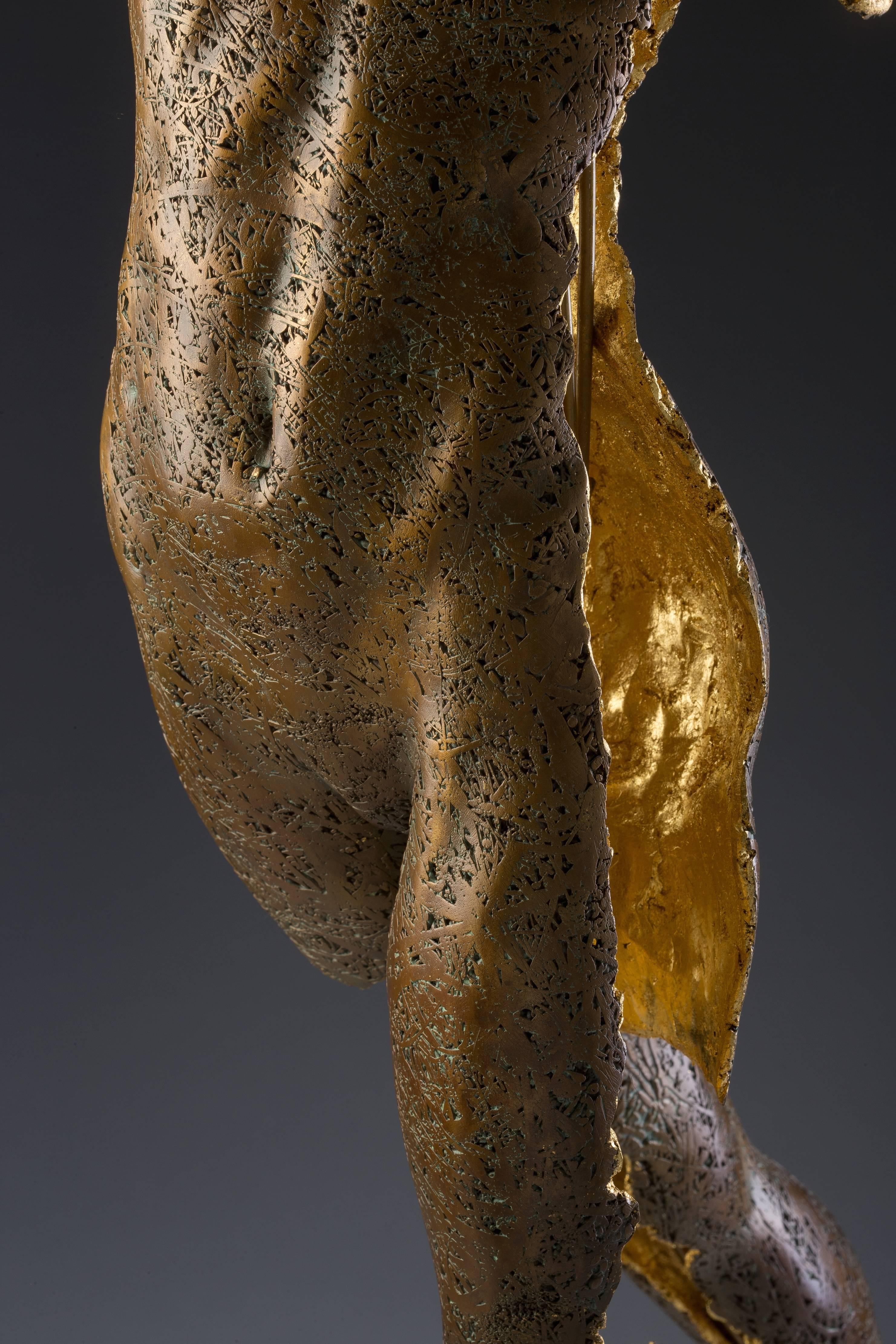 Phantom Zella (Das Schattenphantom) (Gold), Figurative Sculpture, von Blake Ward