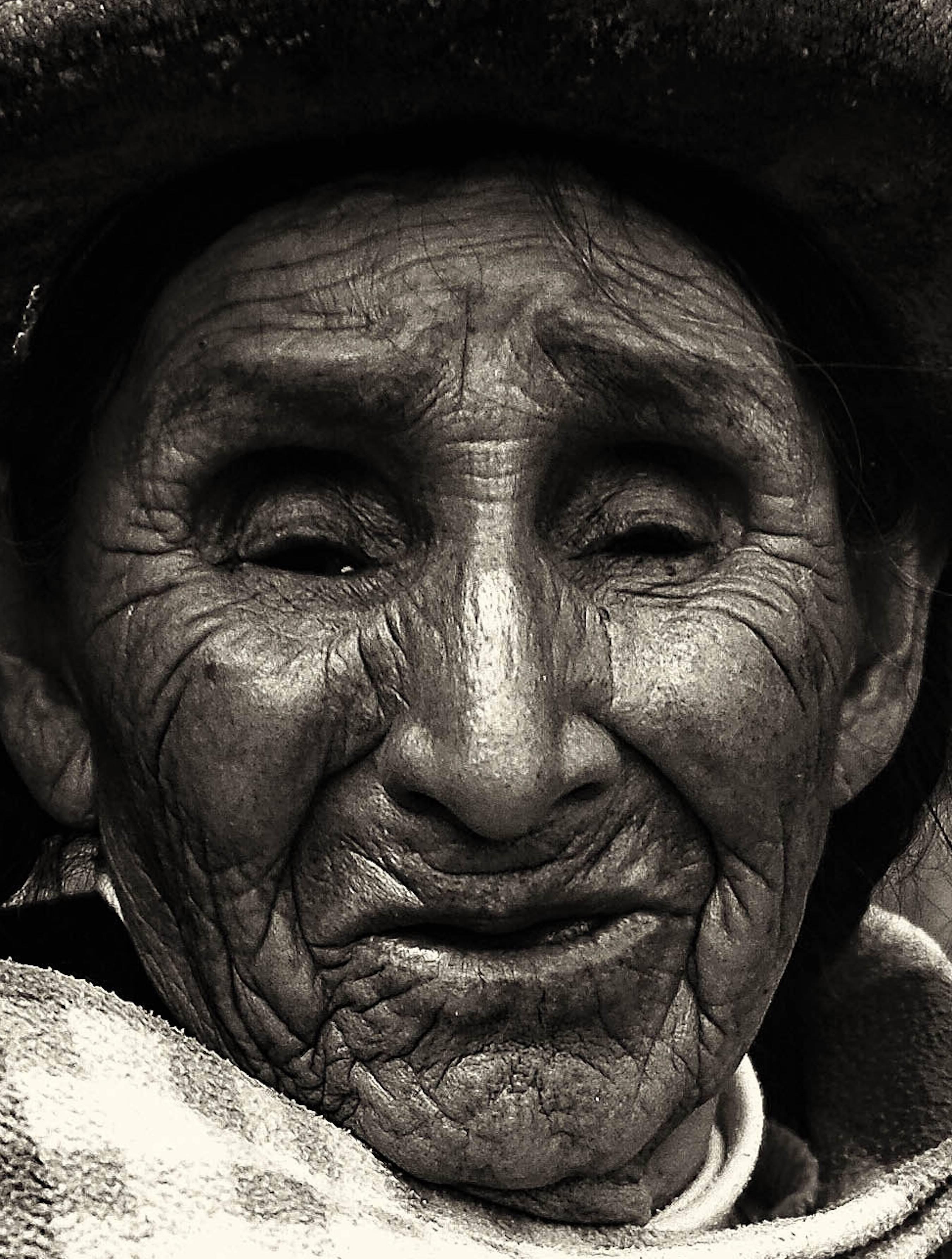 Quechuan Woman by Zack Whitford - Zeitgenössische Porträtfotografie im Angebot 1