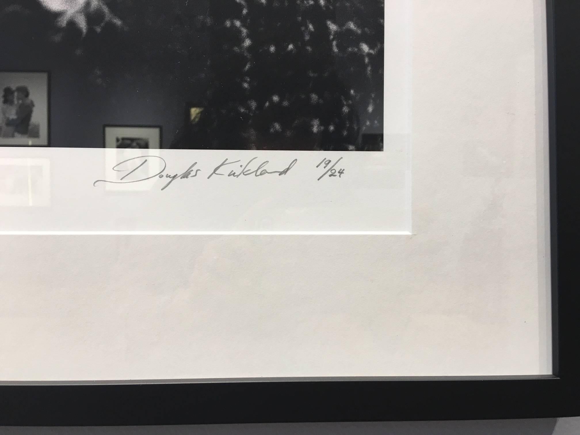 Coco Chanel Parigi cucito 1962 - Black and White Photograph Grigio di Douglas Kirkland
