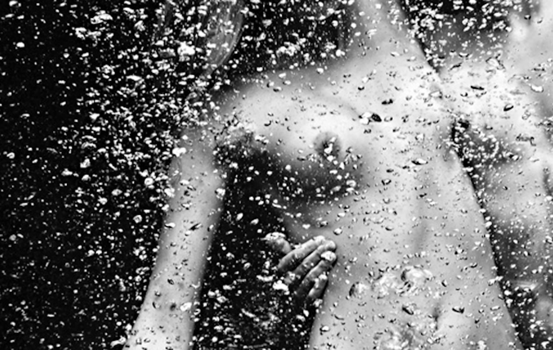 Nous sommes.... - Photographie contemporaine de nu - Noir Nude Photograph par Hugh Arnold