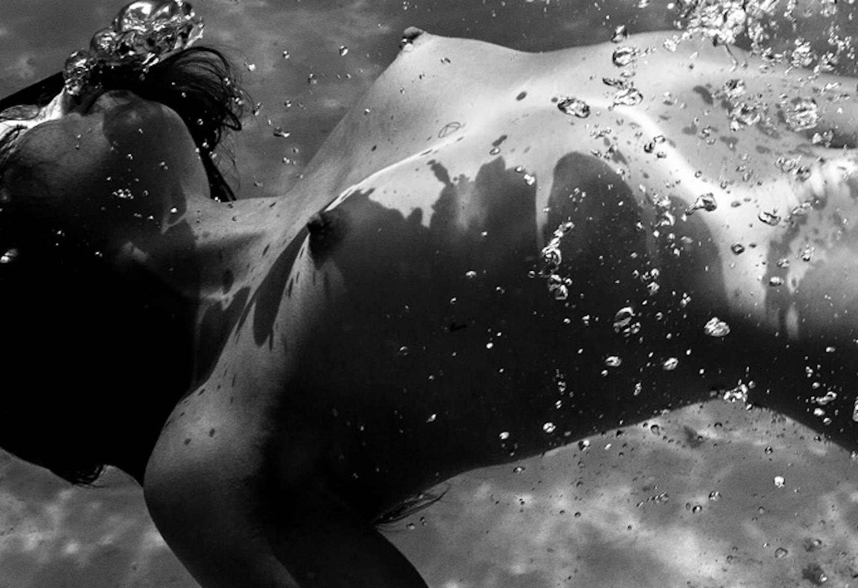Primer Aliento (Grau), Nude Photograph, von Hugh Arnold