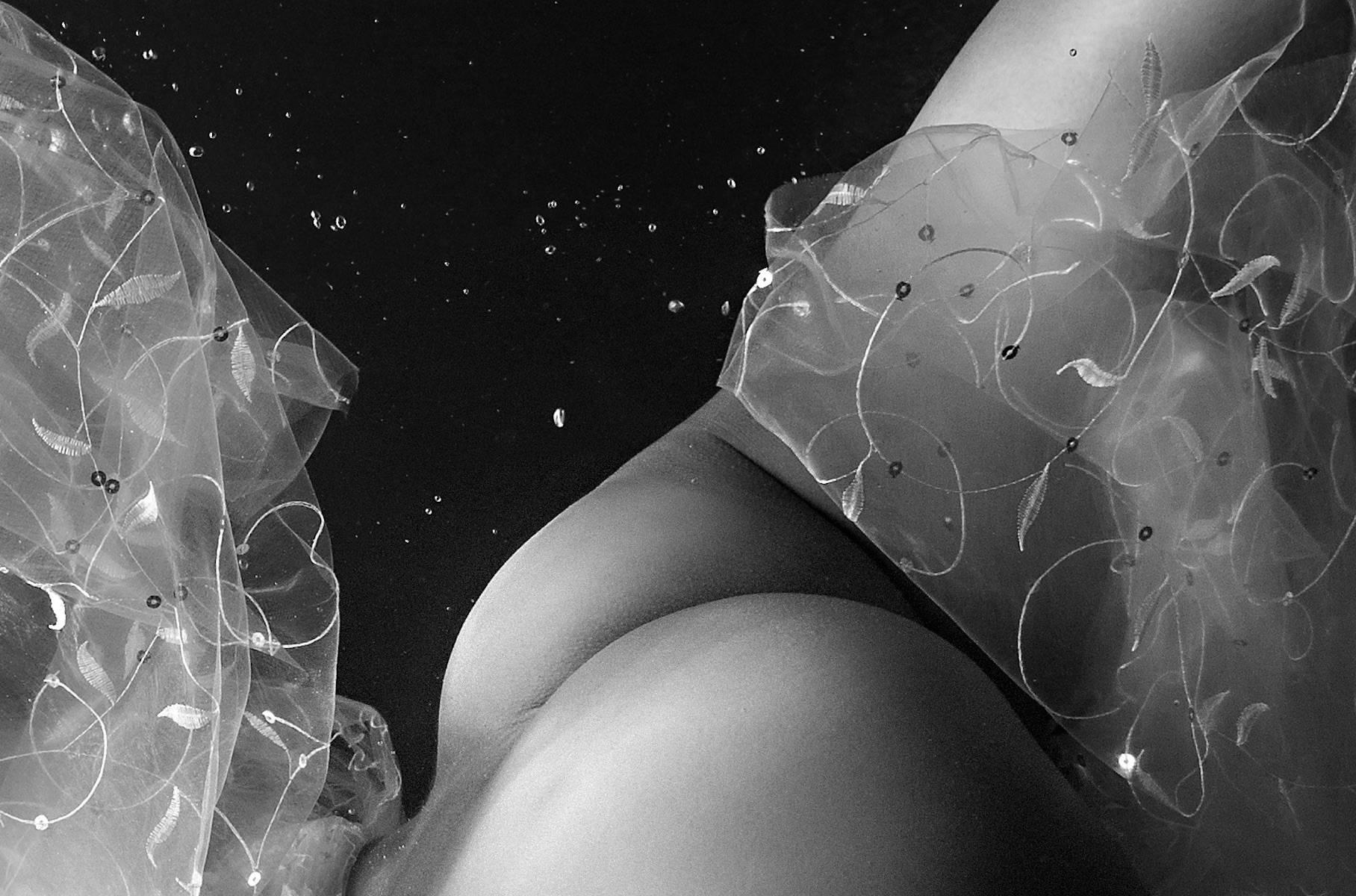 Enthüllung (Grau), Nude Photograph, von Hugh Arnold