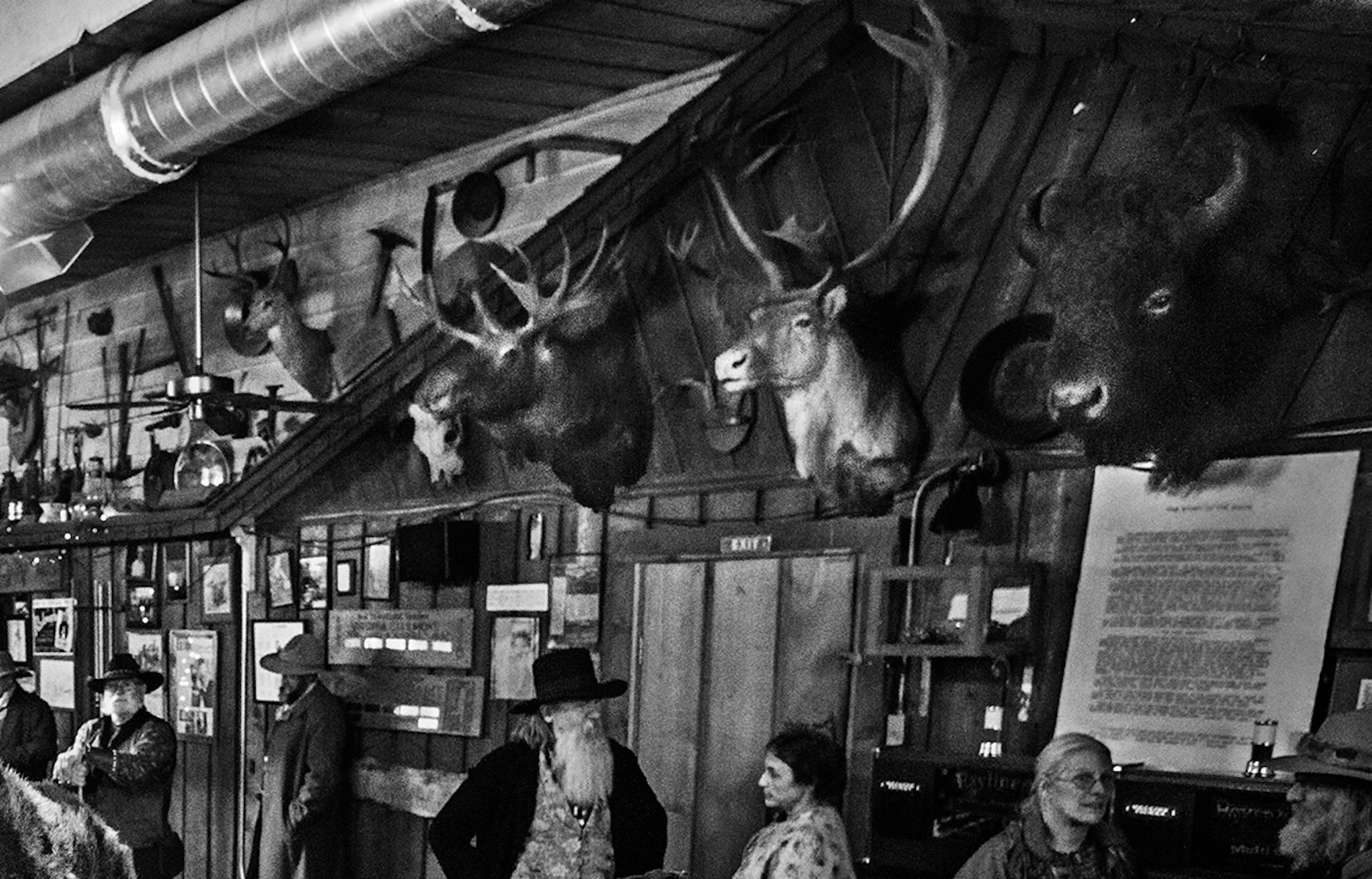 L'ours se promène vers un bar - Contemporain Photograph par David Yarrow