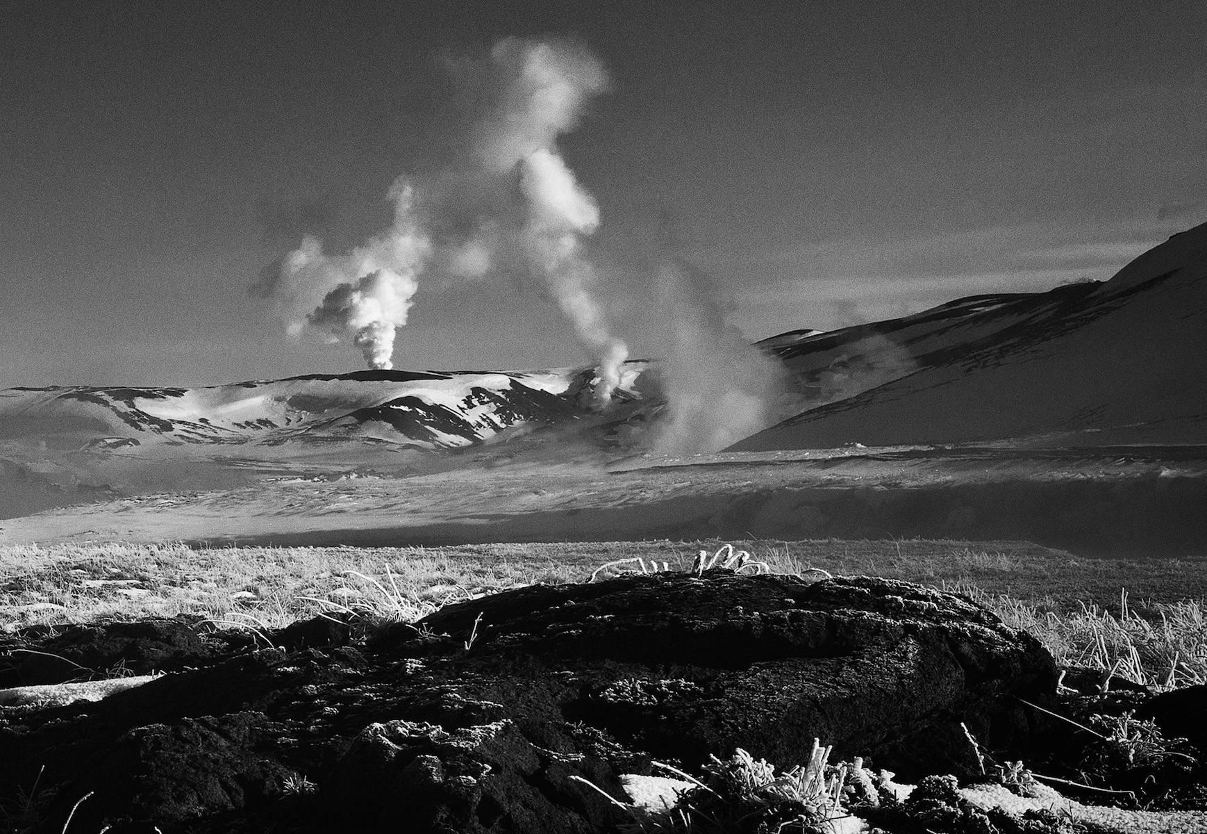 Lord Of The Rings (Grau), Black and White Photograph, von David Yarrow