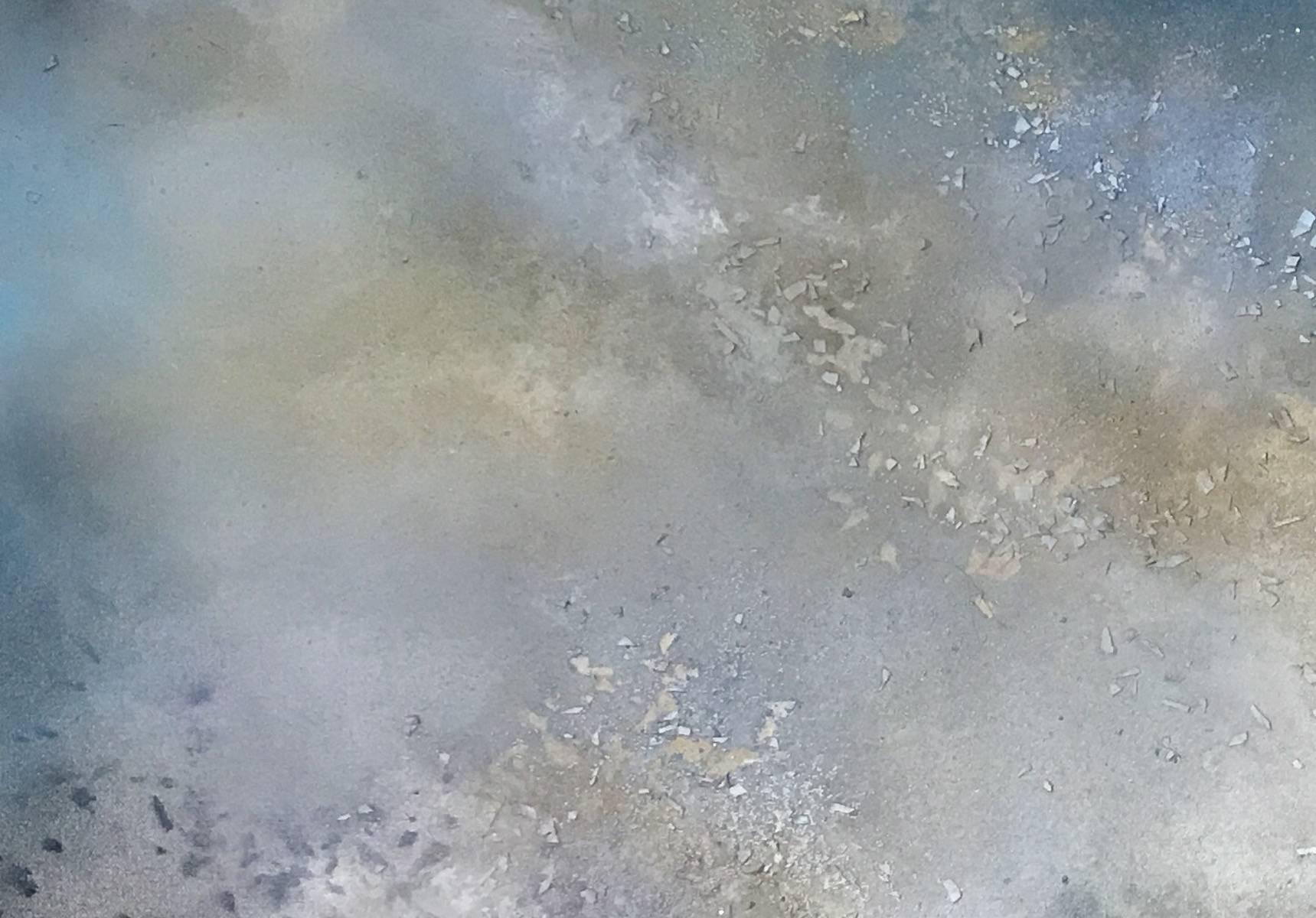 I Flow Like Water (argent/bleu) - Gris Abstract Painting par Arica Hilton