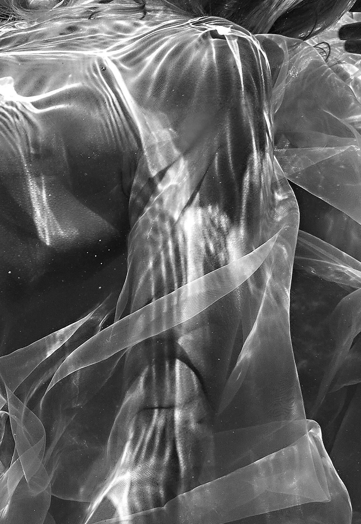 Un Traves - Photograph Contemporaneo di Hugh Arnold