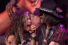 Steven Tyler / Johnny Depp auf der Bühne von Zack Whitford