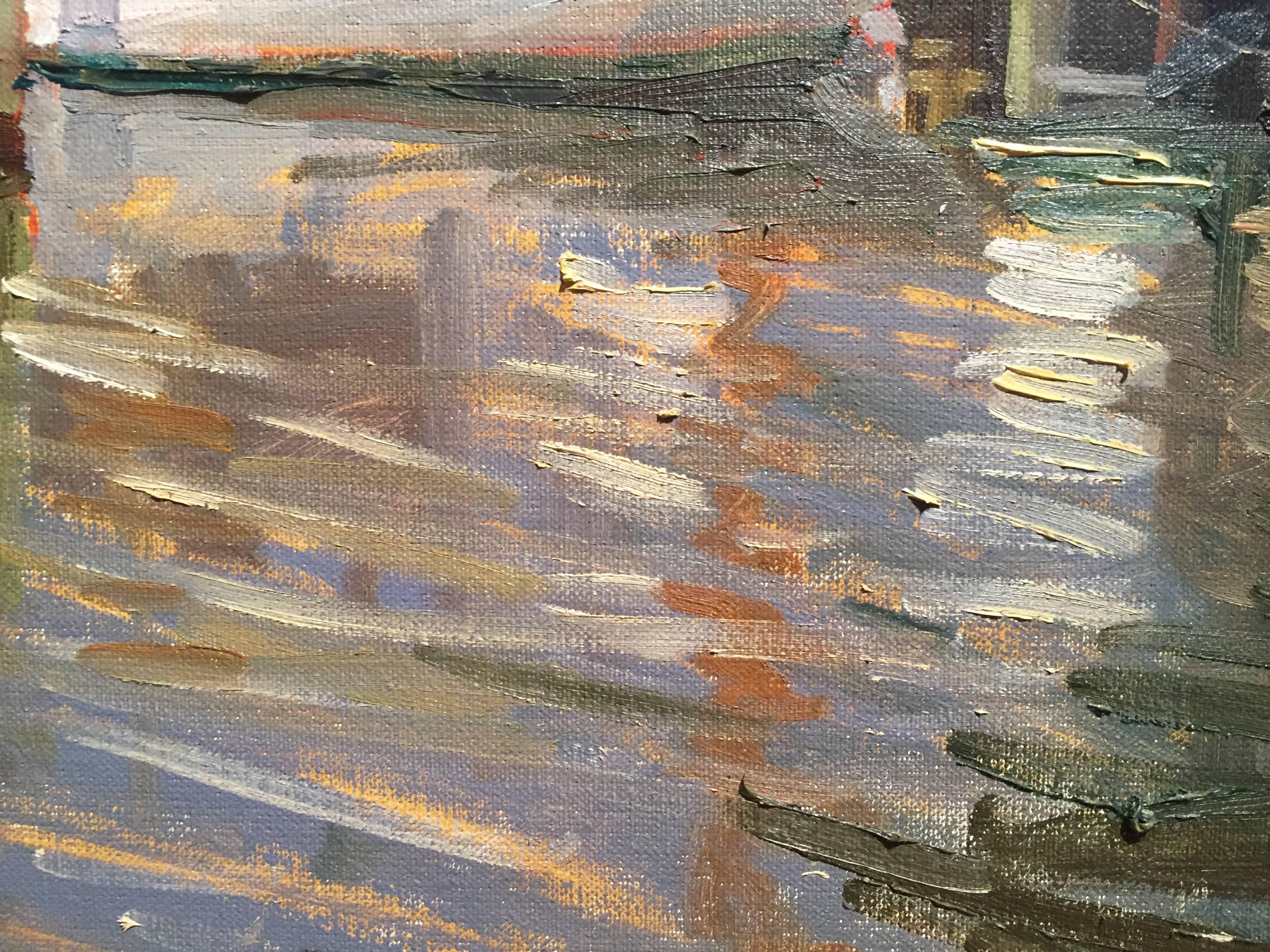 Koh Nee Noh at Dock Sketch wurde en plein-air in Greenport Harbor, NY, gemalt. Eine bunte Mischung von Farben in horizontalen Linien bildet die reflektierende Wasseroberfläche. Ein Segelboot liegt vertäut an einem Steg, die Segel sind gesenkt.
