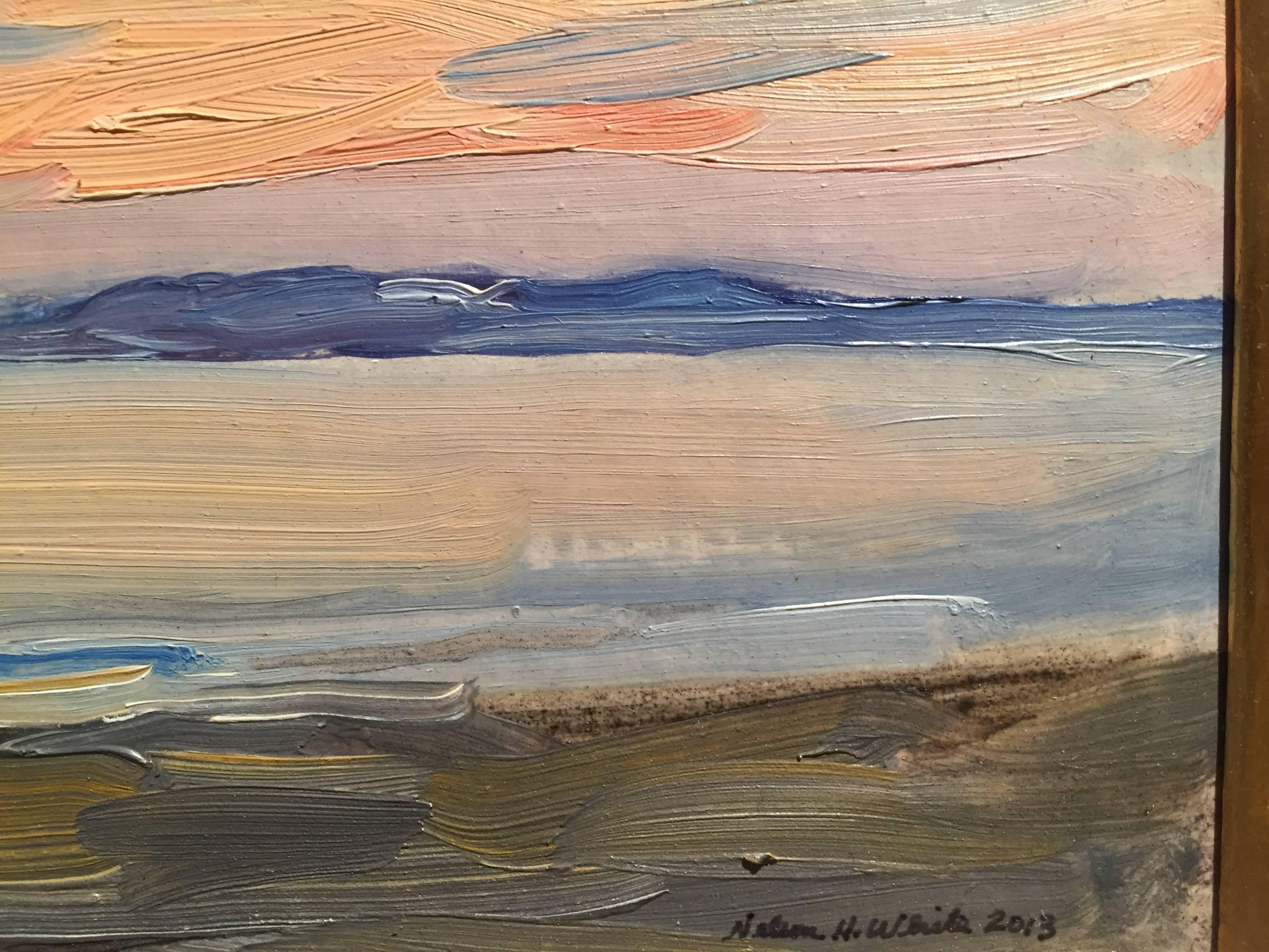 In Italien en plein-air gemalt, zeigt Nelson einen Strand, der im Vordergrund sandig ist und dann diagonal eine Uferlinie verläuft. Der Horizont wird von einer dunklen, bergigen Landform eingenommen und liegt unter einem orangefarbenen