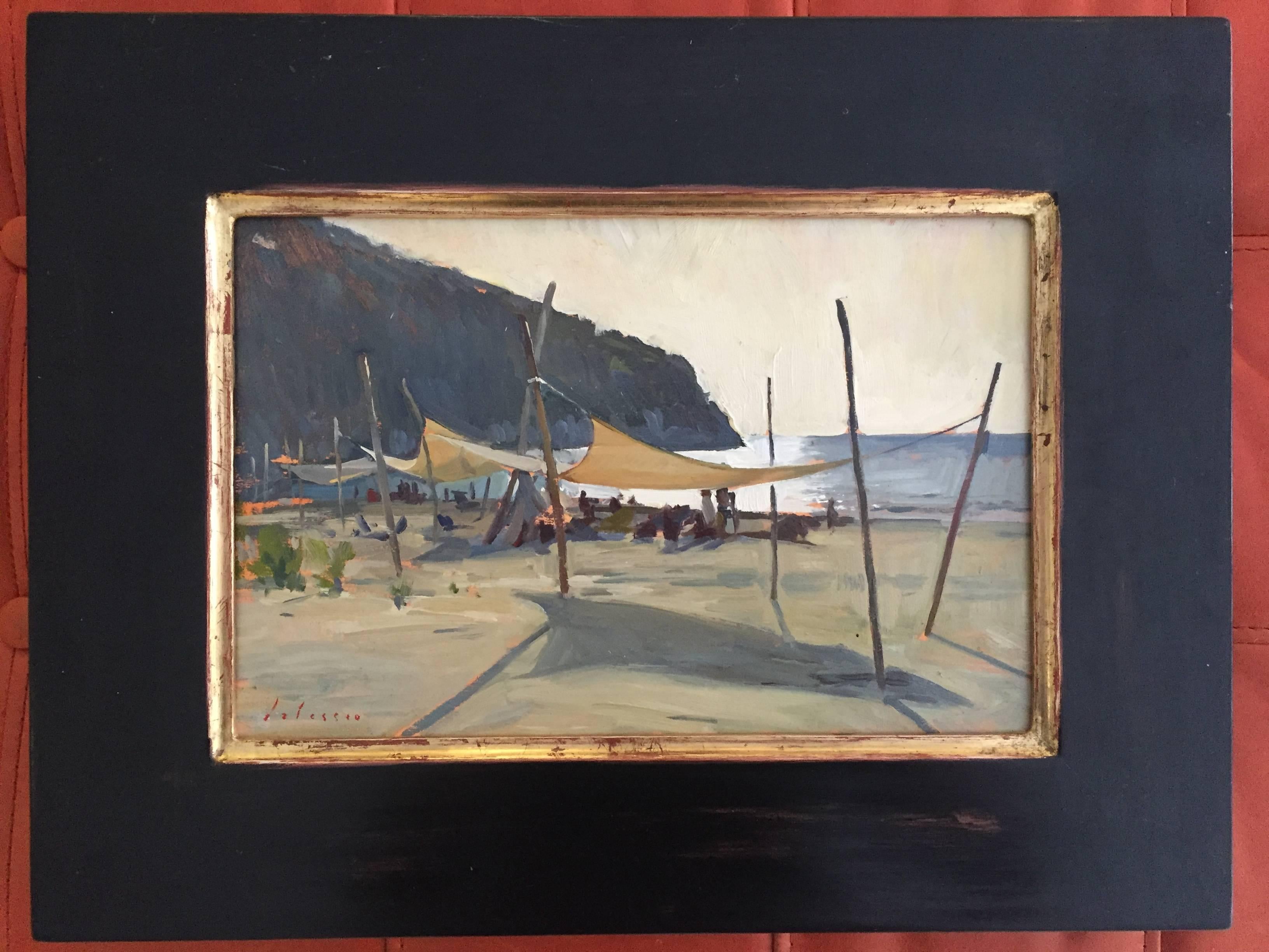 „Cala del Forno“ Pleinair-Gemälde von Strandeinrichtung in Italien, neutrale Töne (Amerikanischer Impressionismus), Painting, von Marc Dalessio