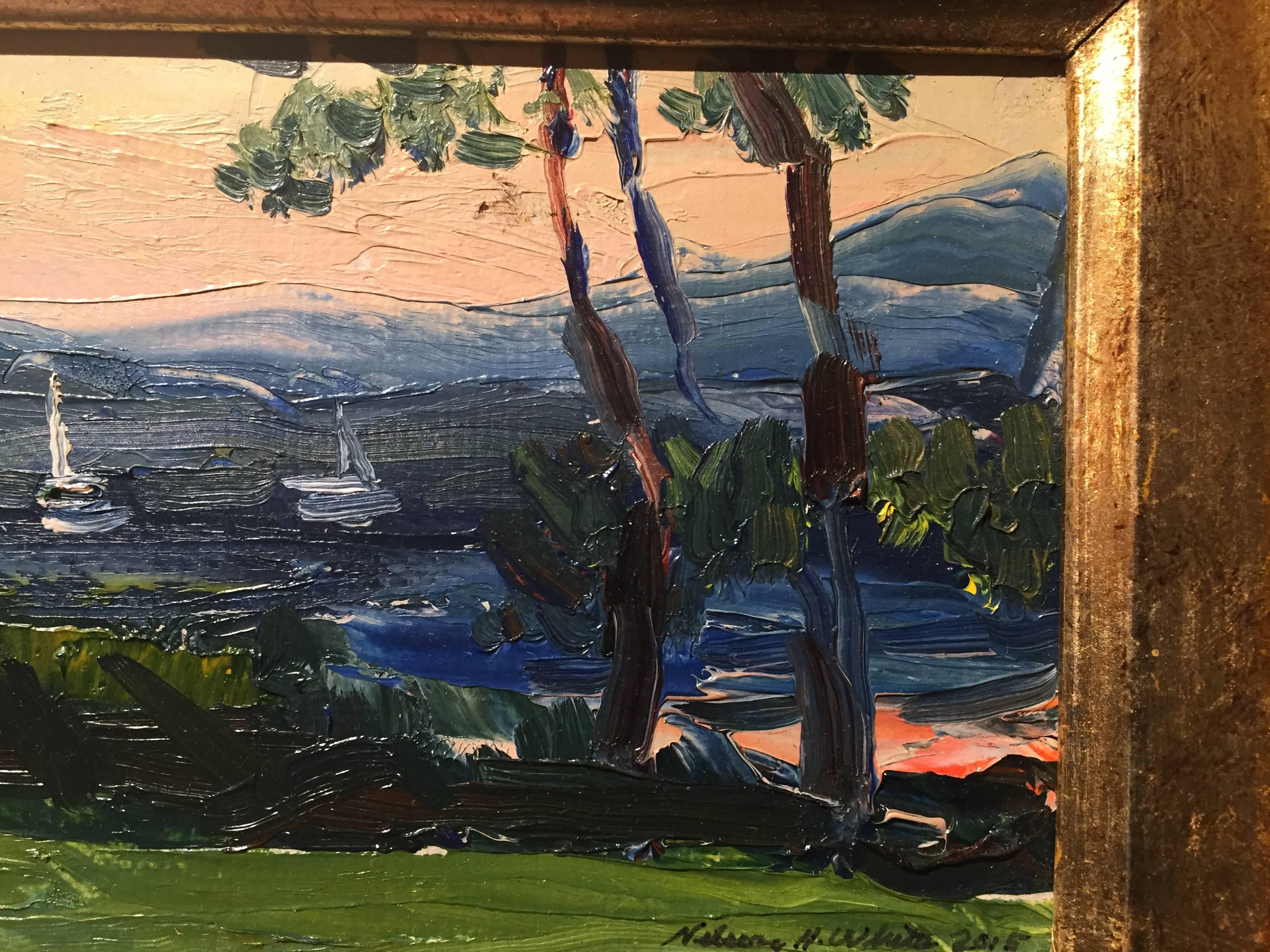 Une petite peinture de paysage à orientation horizontale de Nelson Whiting. Peint en plein air sur Shelter Island, où sa famille possède une propriété depuis des générations. Situé dans son jardin, il donne sur la baie, connue sous le nom de West