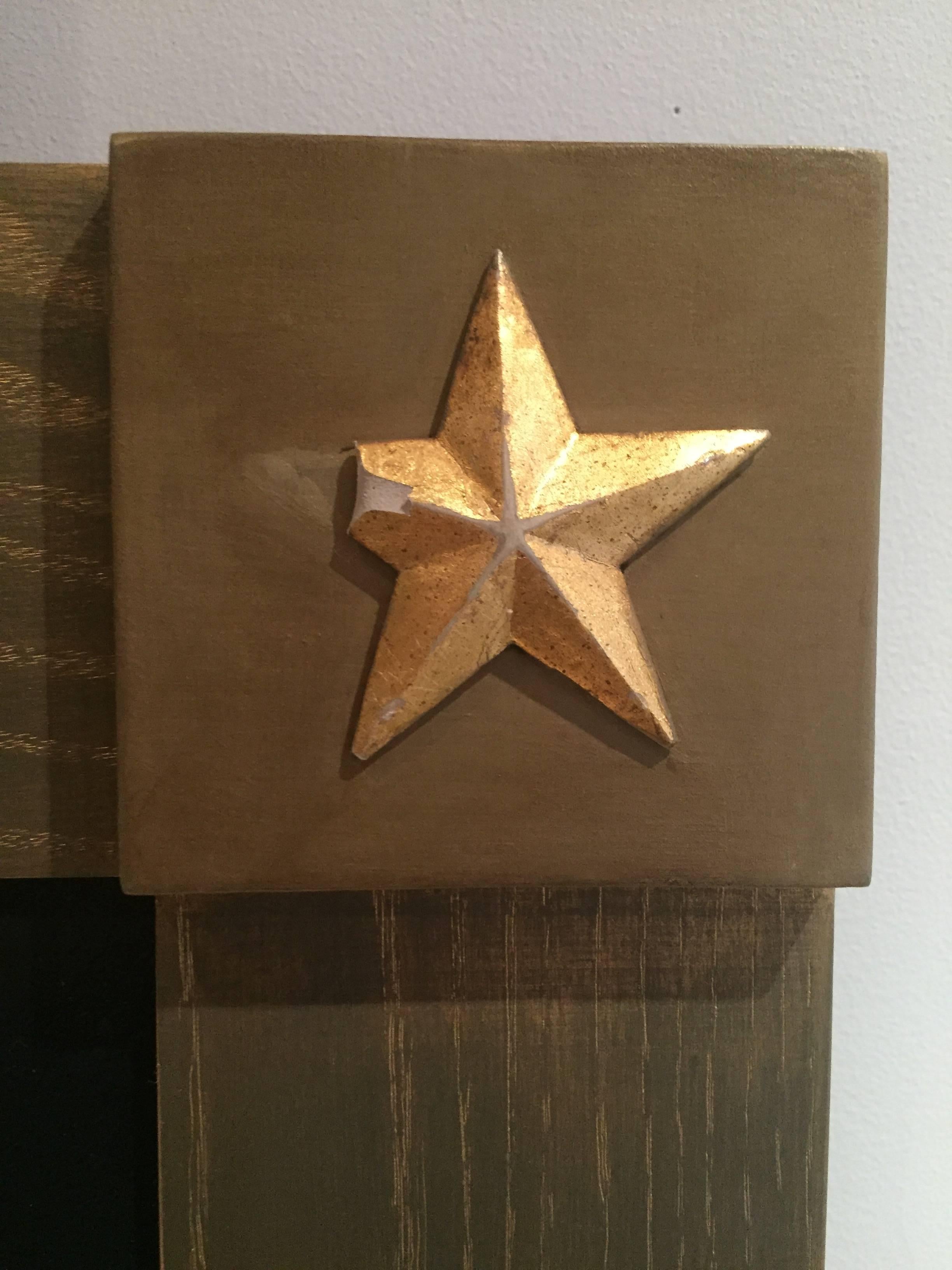 Goddess of Liberty Weathervane presenta un'antica banderuola bidimensionale di una donna guerriera, con la bandiera della sua nazione in una mano e l'altra protesa verso il futuro. Un nastro rosso illumina la composizione sotto i piedi della Dea.