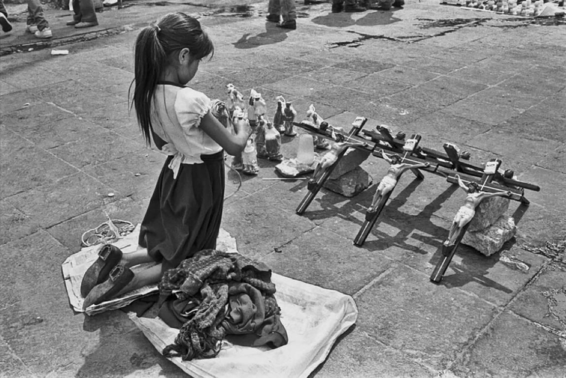 Yolanda Andrade Black and White Photograph - La niña de los cristos