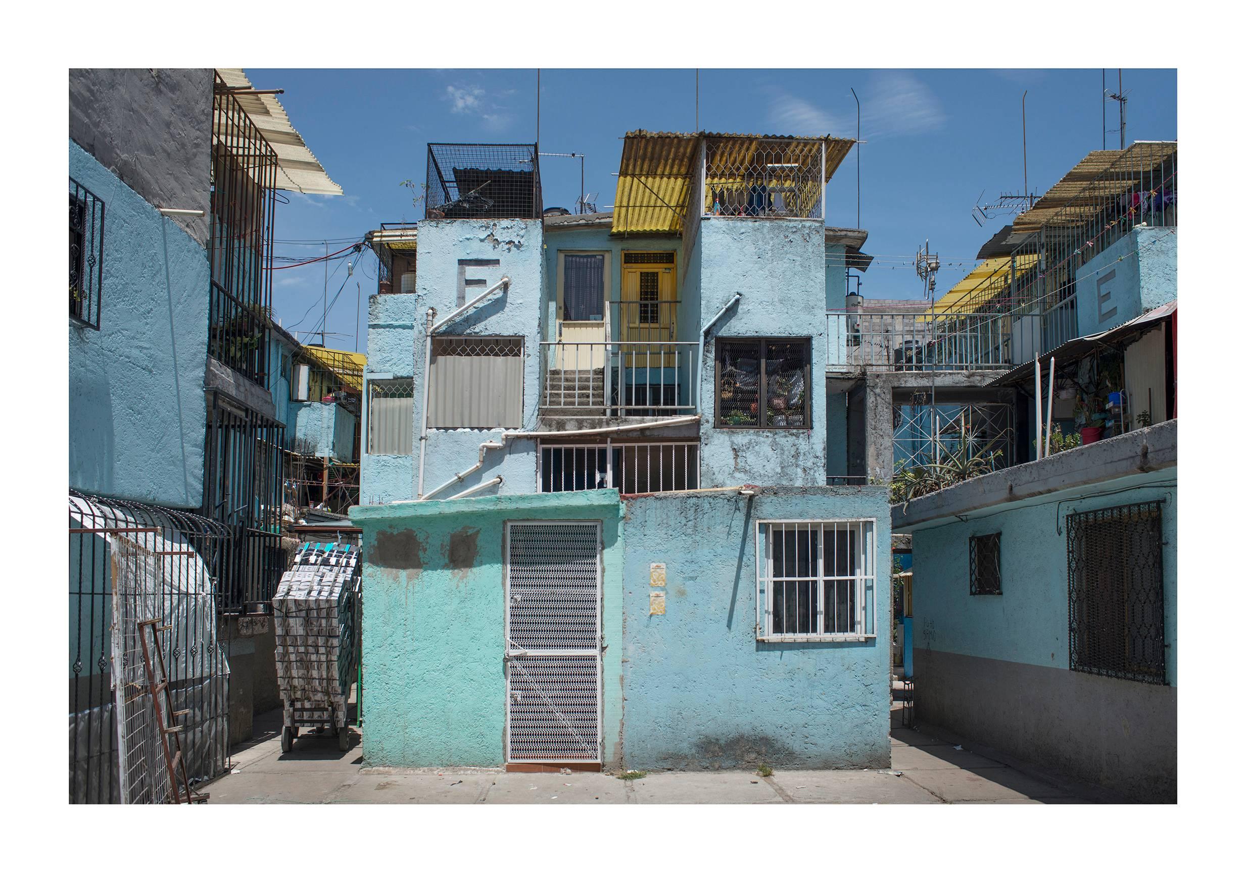 Landscape Photograph di Adam Wiseman - Una vecindad nel quartiere Tepito di Città del Messico, Messico