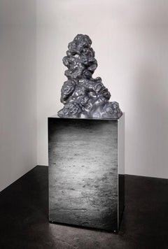 "Cumulus Stone No. 3" Grande sculpture abstraite en marbre sculpté, base en miroir