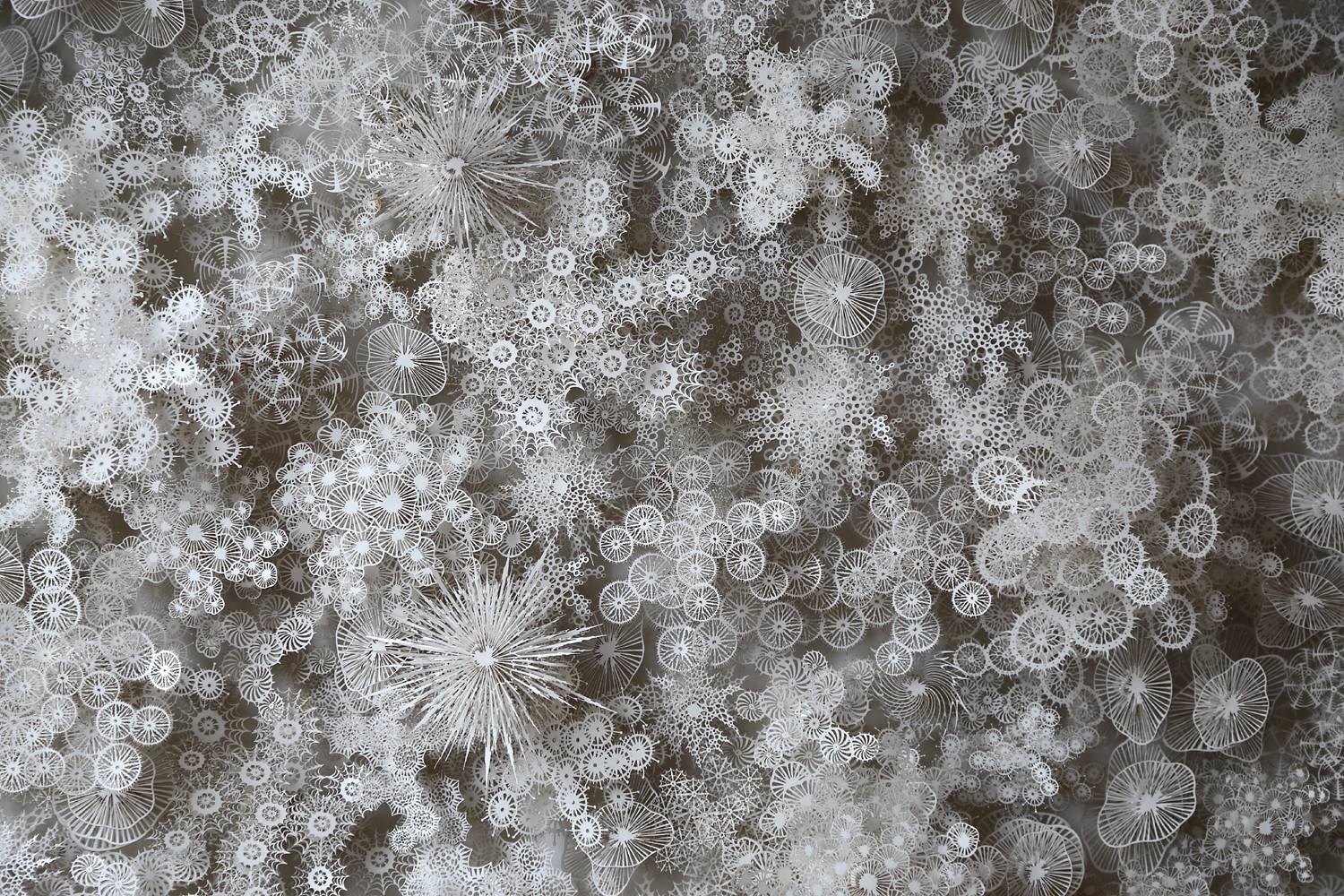 « Cercle magique » découpé à la main et découpé au laser, sculpture murale organique - Sculpture de Rogan Brown