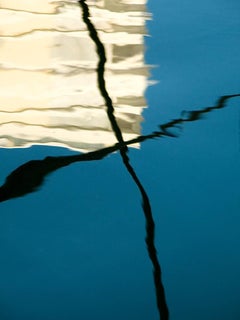 Wasserreflektor, abstrakte Farbfotografie von Geoffrey Baris, Blau, Weiß