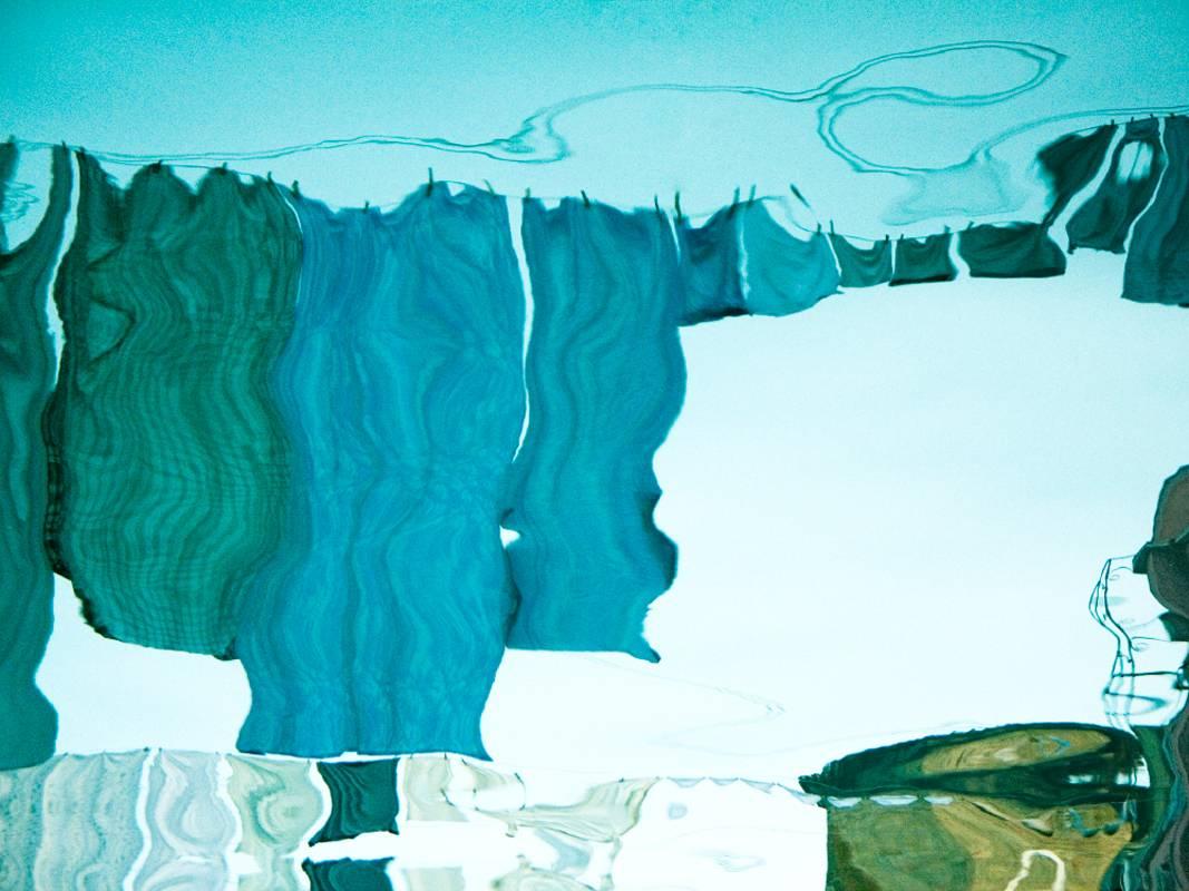 "Laundry Day, Venice" - Photographie couleur abstraite de Geoffrey Baris, Reflections 