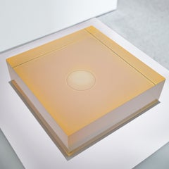 Sin título (Caja rectangular amarilla/ámbar con un disco suspendido), 1968