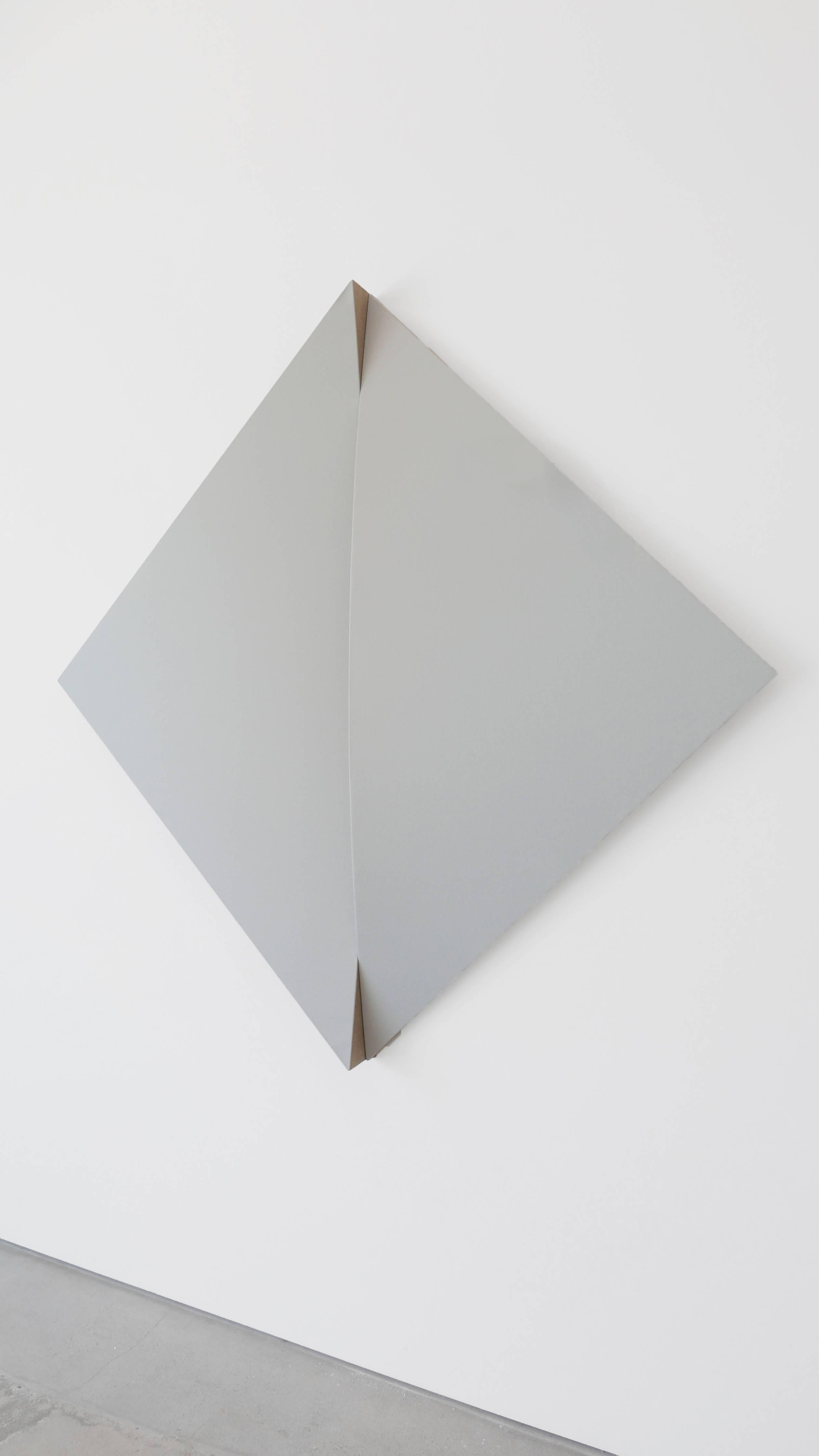 Non-Fit Triangles I (grey) (Minimalistisch), Painting, von Jan Maarten Voskuil