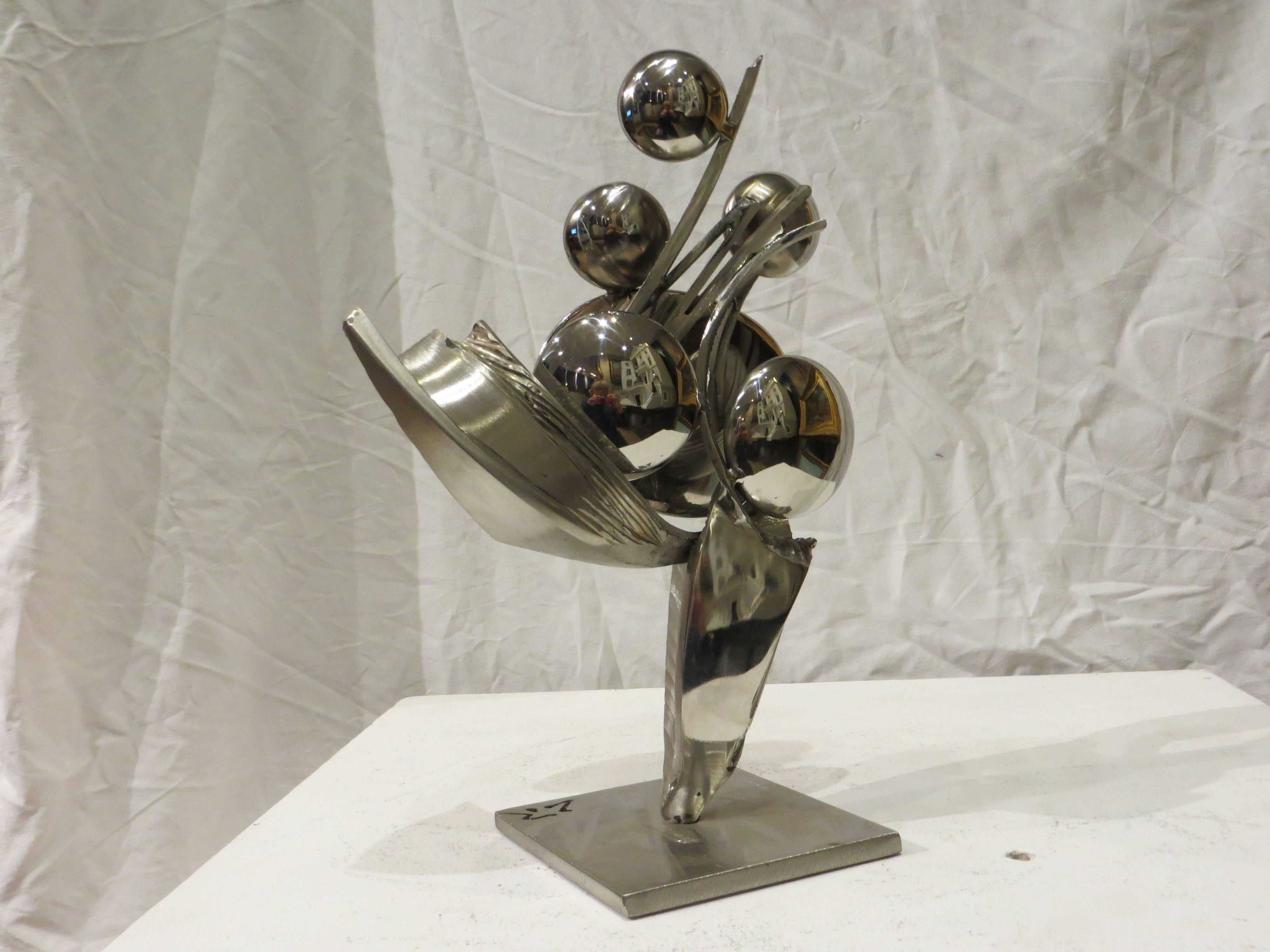 Hommage à NIKI en acier inoxydable - Gris Abstract Sculpture par Guillaume Roche