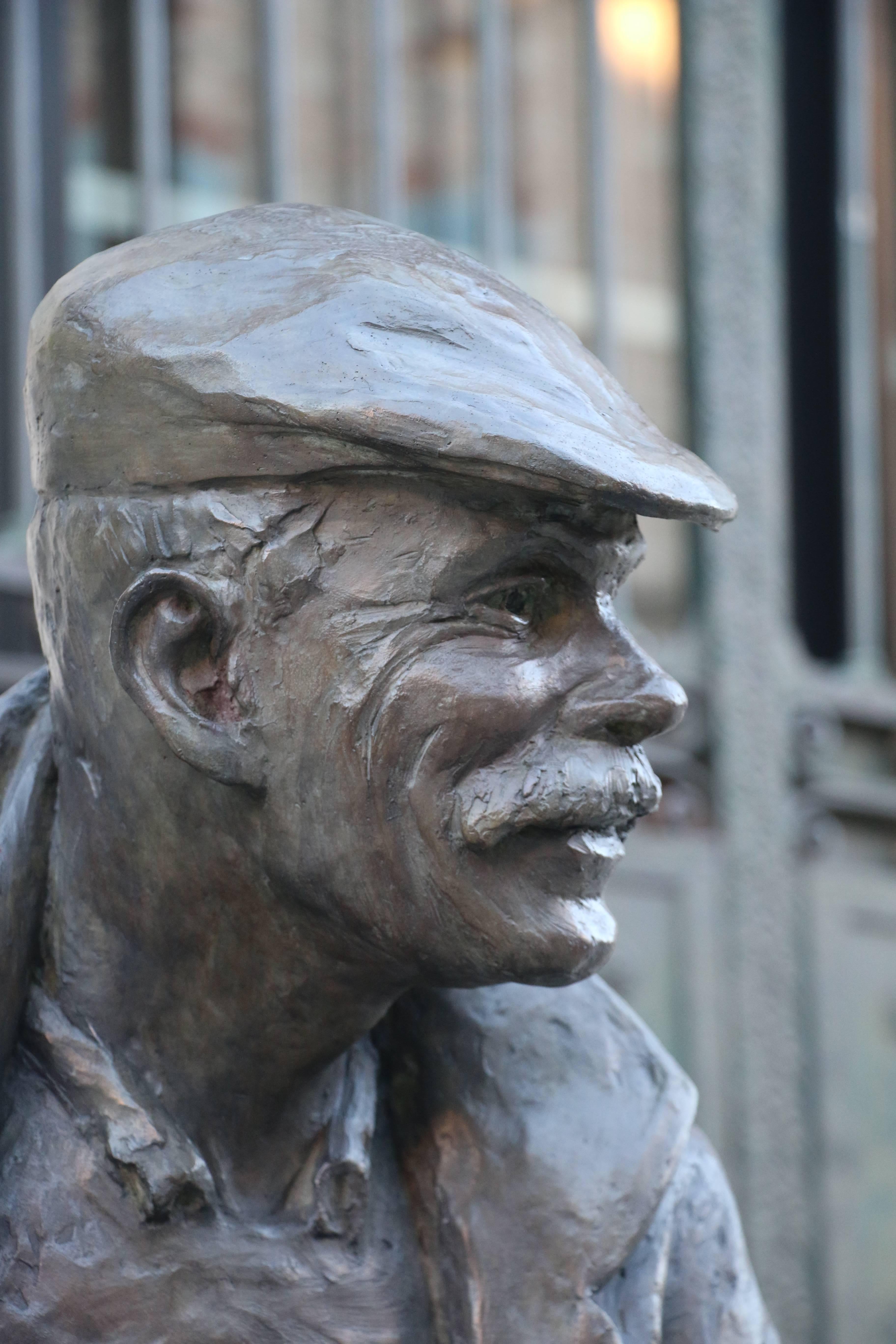 Uomo Tartufo Cibot di bronzo - Figurative Sculpture Grigio di Elisabeth Cibot