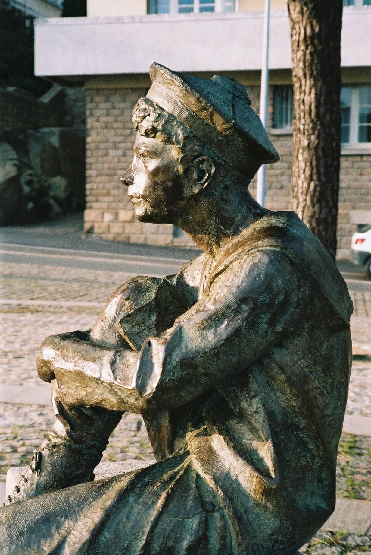 Jules Verne as a Little Boy - Contemporary Sculpture by Elisabeth Cibot