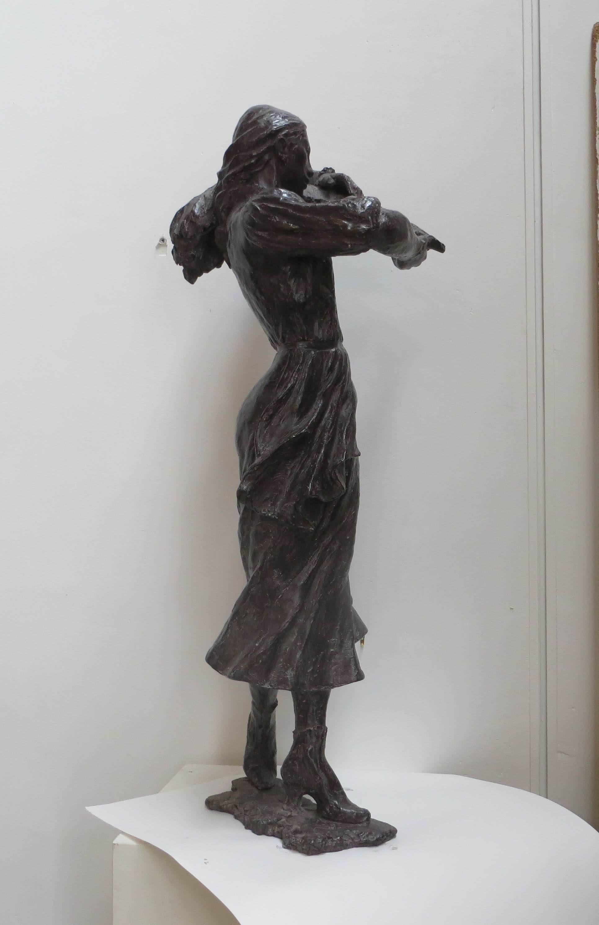 Sculpture
Bronze original  1/8

Née en 1960 dans une famille d'artistes collectionnant les bronzes de la Renaissance italienne, la sculpture a toujours fait partie de l'environnement d'Elisabeth Cibot. Elle le retrouve avec bonheur lors de ses