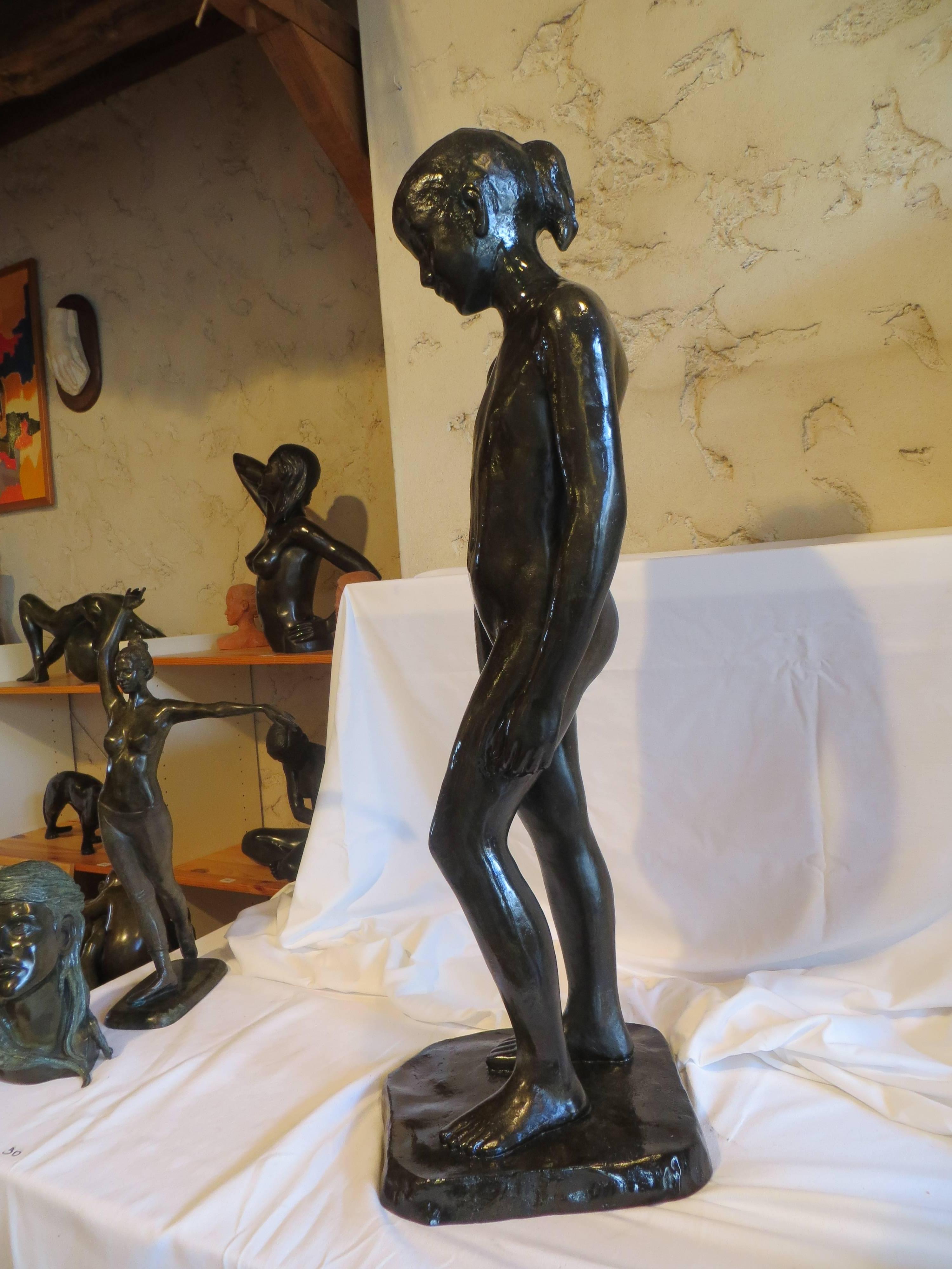 Kleines Mädchen steht stehend (Postmoderne), Sculpture, von Philippe Chambault