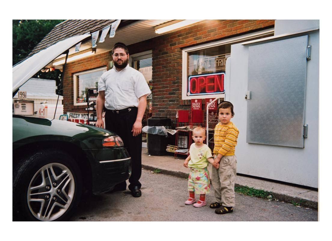 George Simmons Portrait Photograph – Amerikanische Kulturserie Nr. 4 [Familie im Convenience Store, Albany, NY]