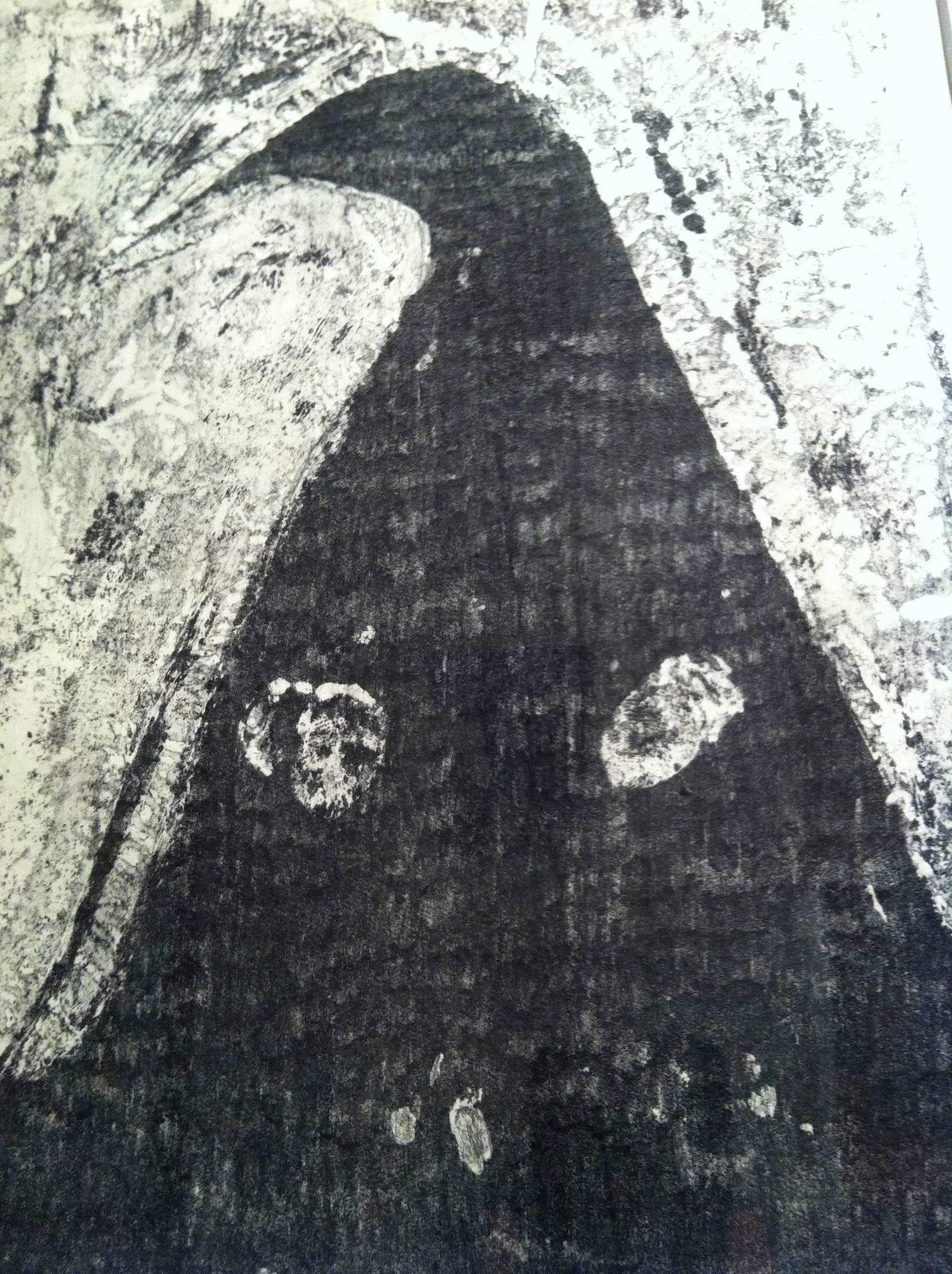 Monotinta – schwarze Kapuze mit Schleife – Print von George Simmons