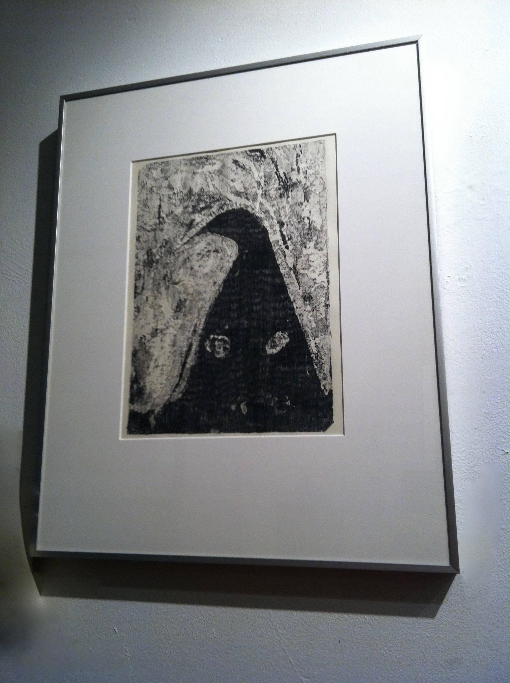 Monotinta – schwarze Kapuze mit Schleife (Zeitgenössisch), Print, von George Simmons